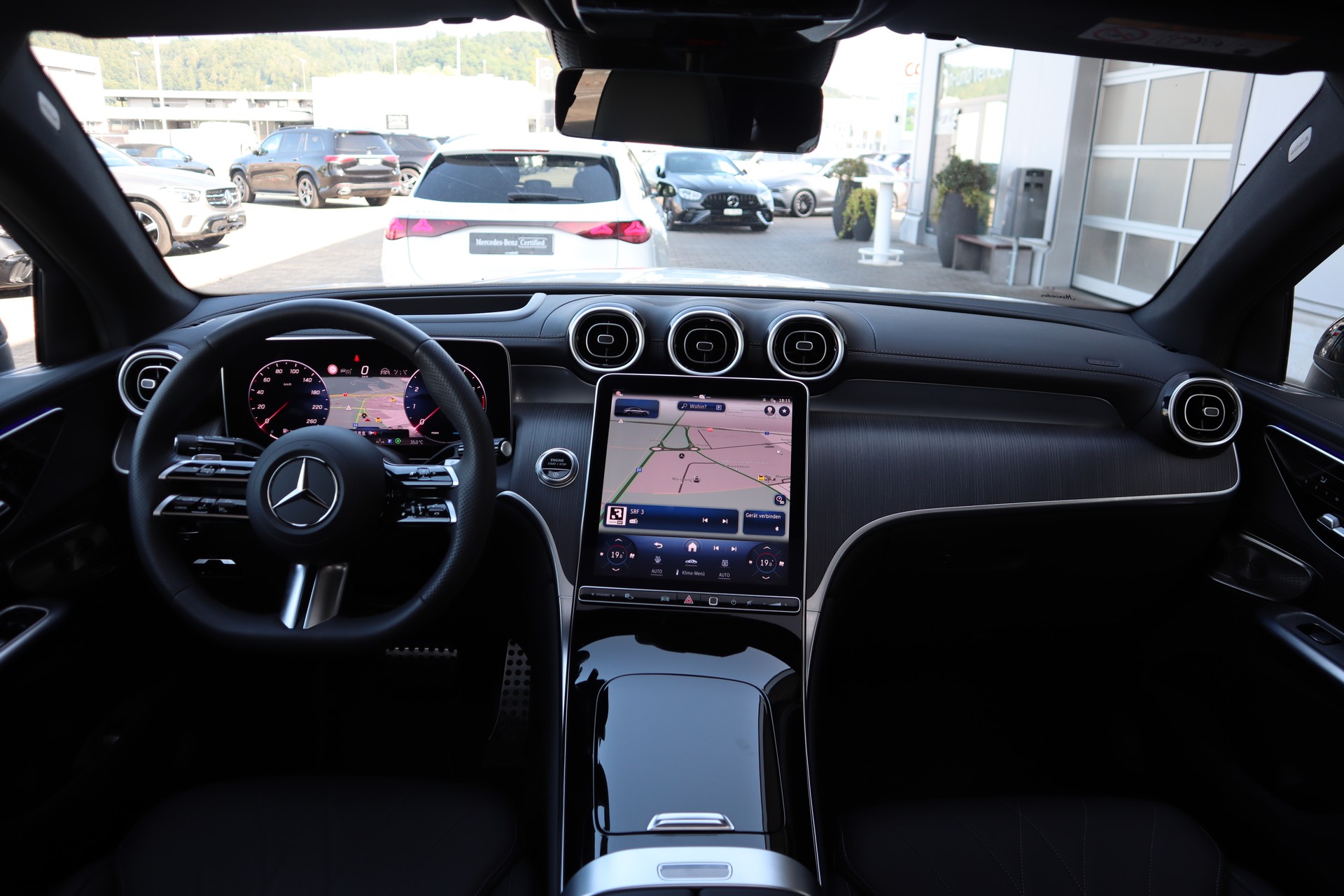 MERCEDES-BENZ GLC 300 4Matic AMG Line 9G-Tronic-showroom-element-3