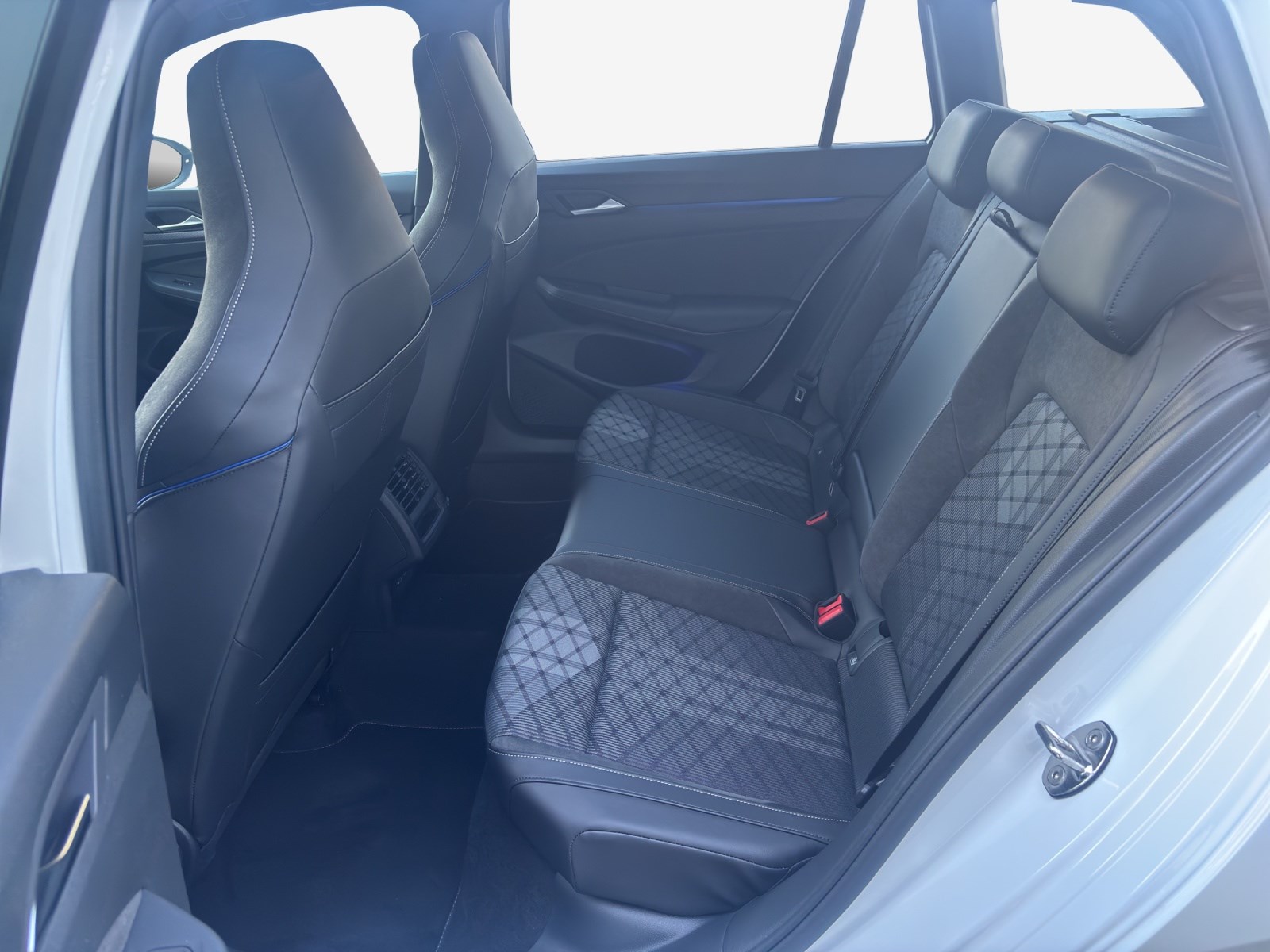 VW Golf Variant 1.5 eTSI mHEV R-Line-image-11