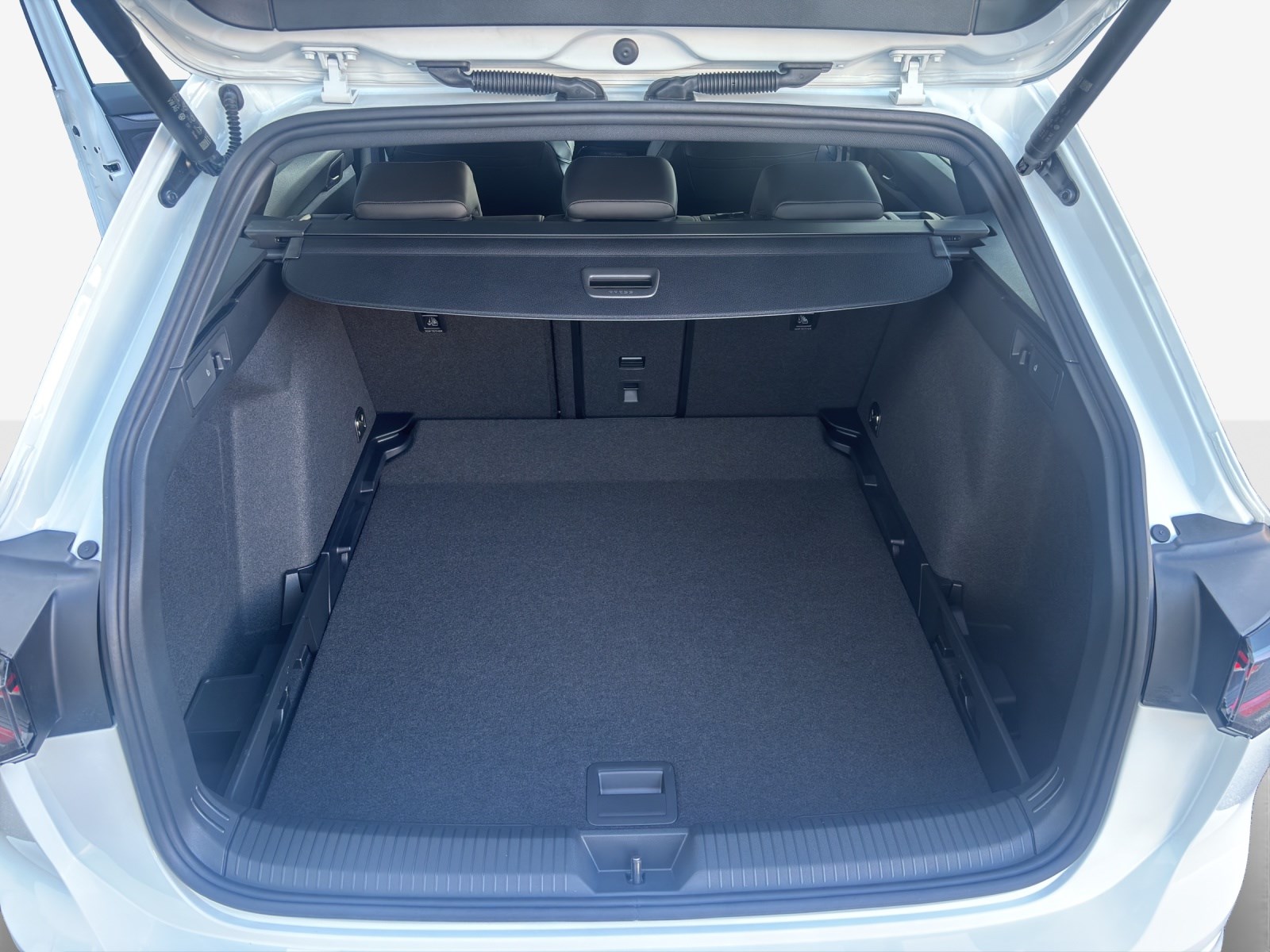 VW Golf Variant 1.5 eTSI mHEV R-Line-image-12