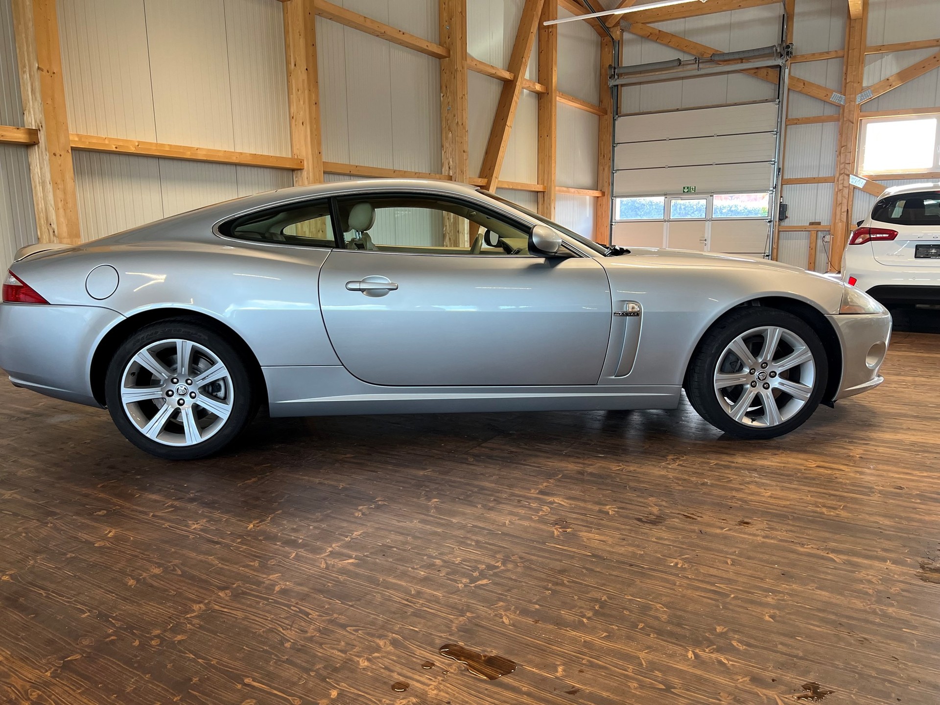JAGUAR XK 3.5 V8 Automatic-showroom-element-3