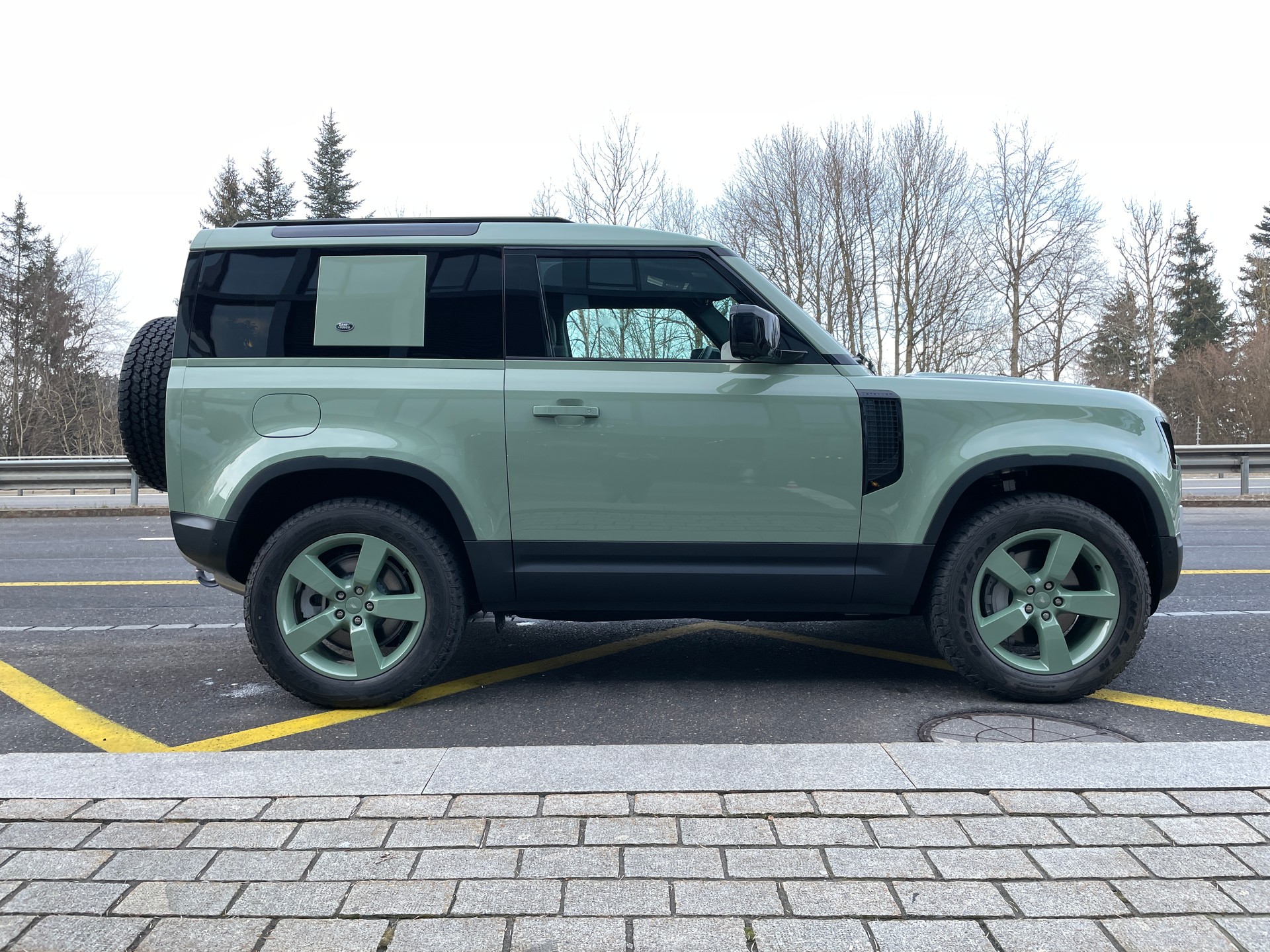 LAND ROVER Defender 90 3.0D I6 300 75th EDITION AT8-showroom-element-3