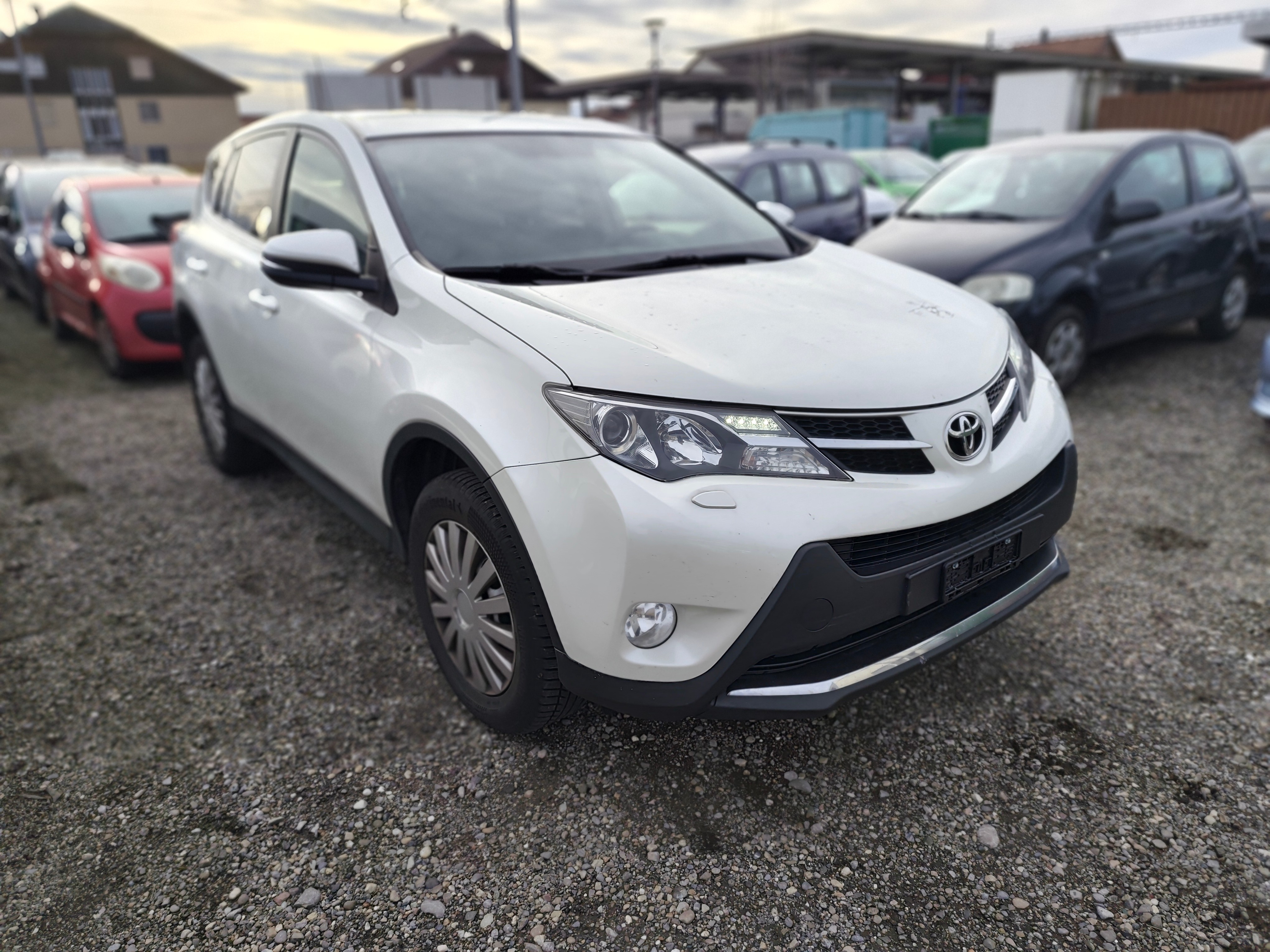 TOYOTA RAV-4 2.2D-CAT Sol Premium AT (SUV / GelÃ¤ndewagen)