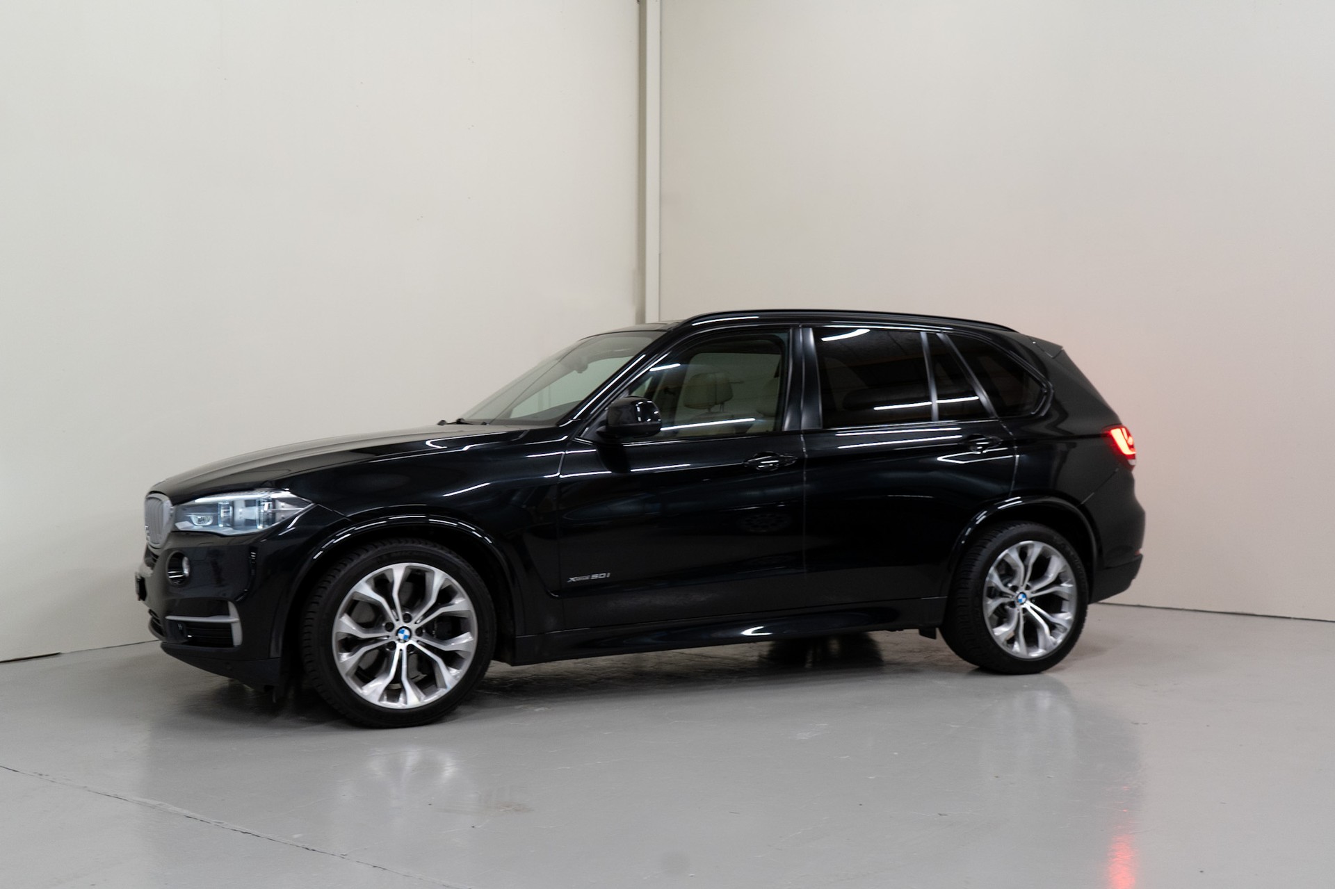 BMW X5 50i xDrive SAG-showroom-element-2