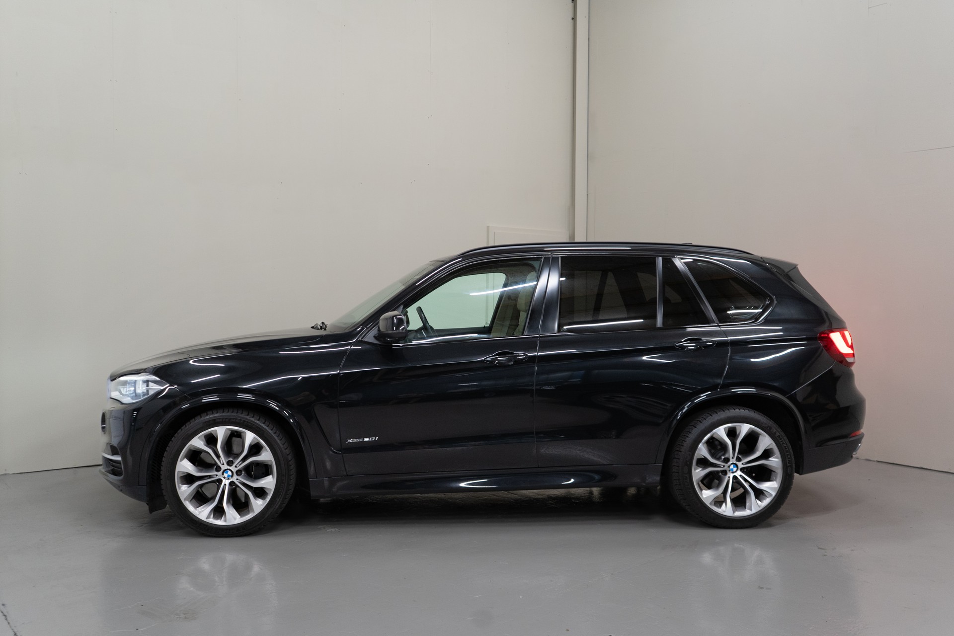 BMW X5 50i xDrive SAG-showroom-element-3