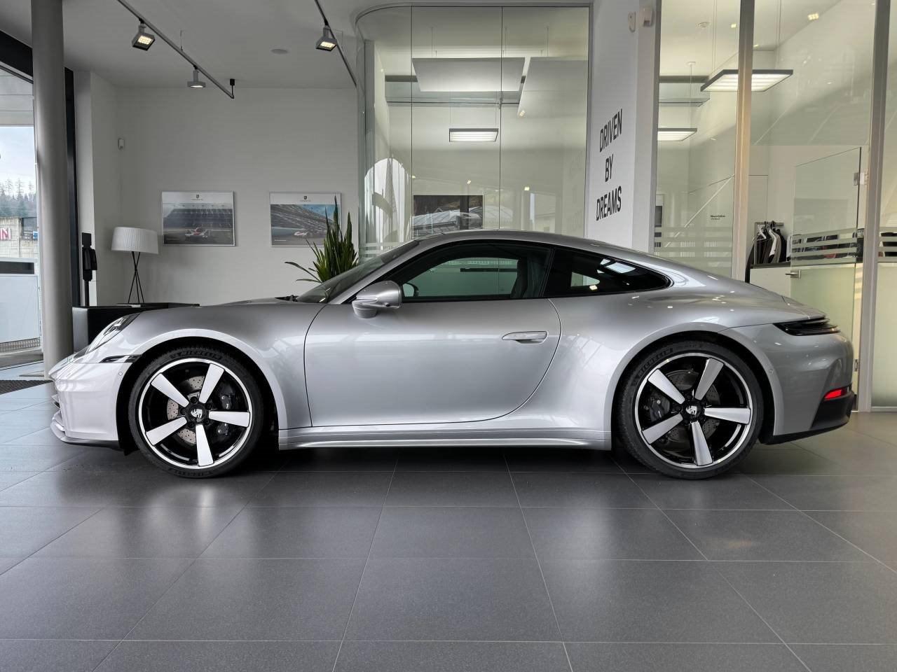PORSCHE 911 Carrera-showroom-element-1