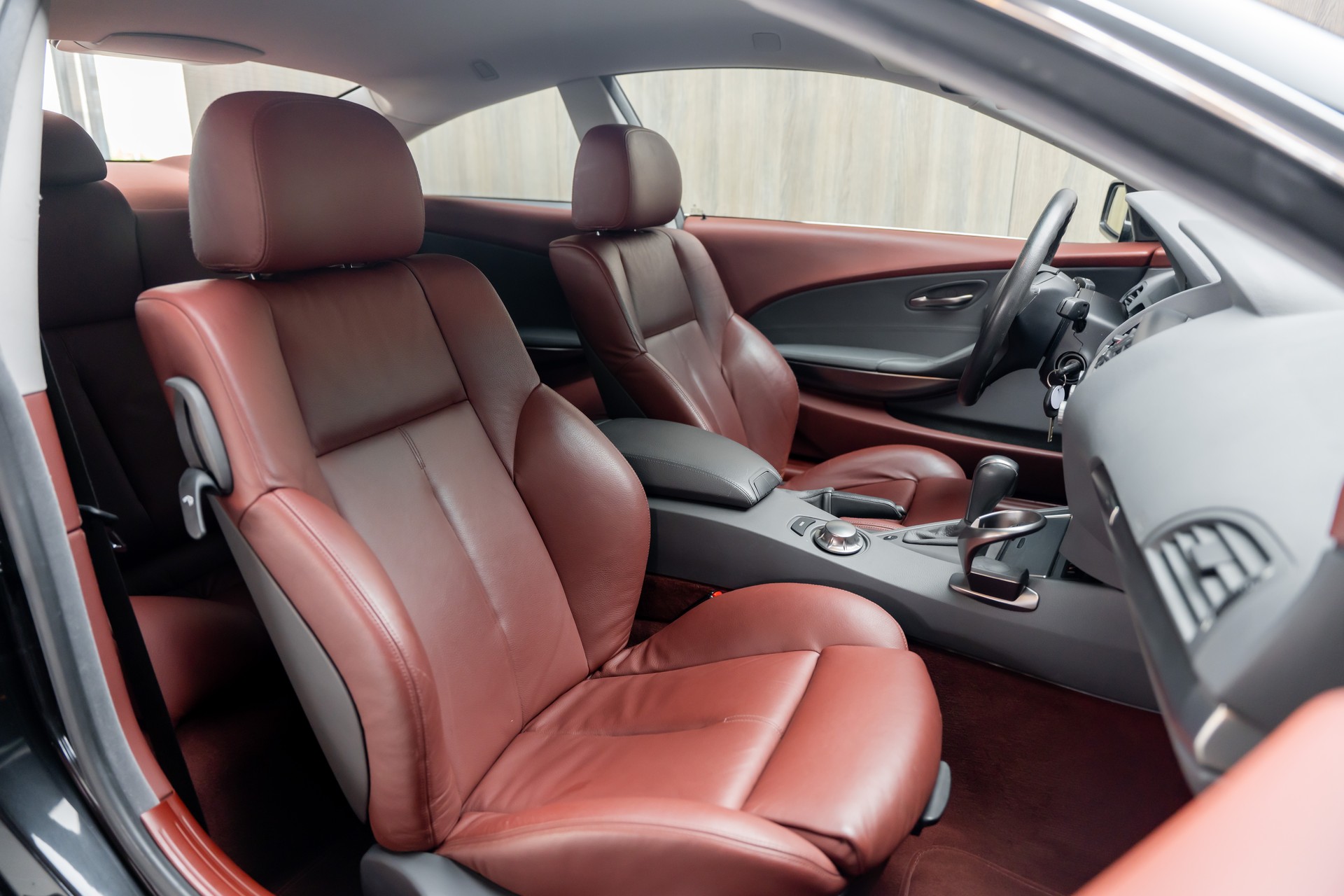BMW 645i-showroom-element-3