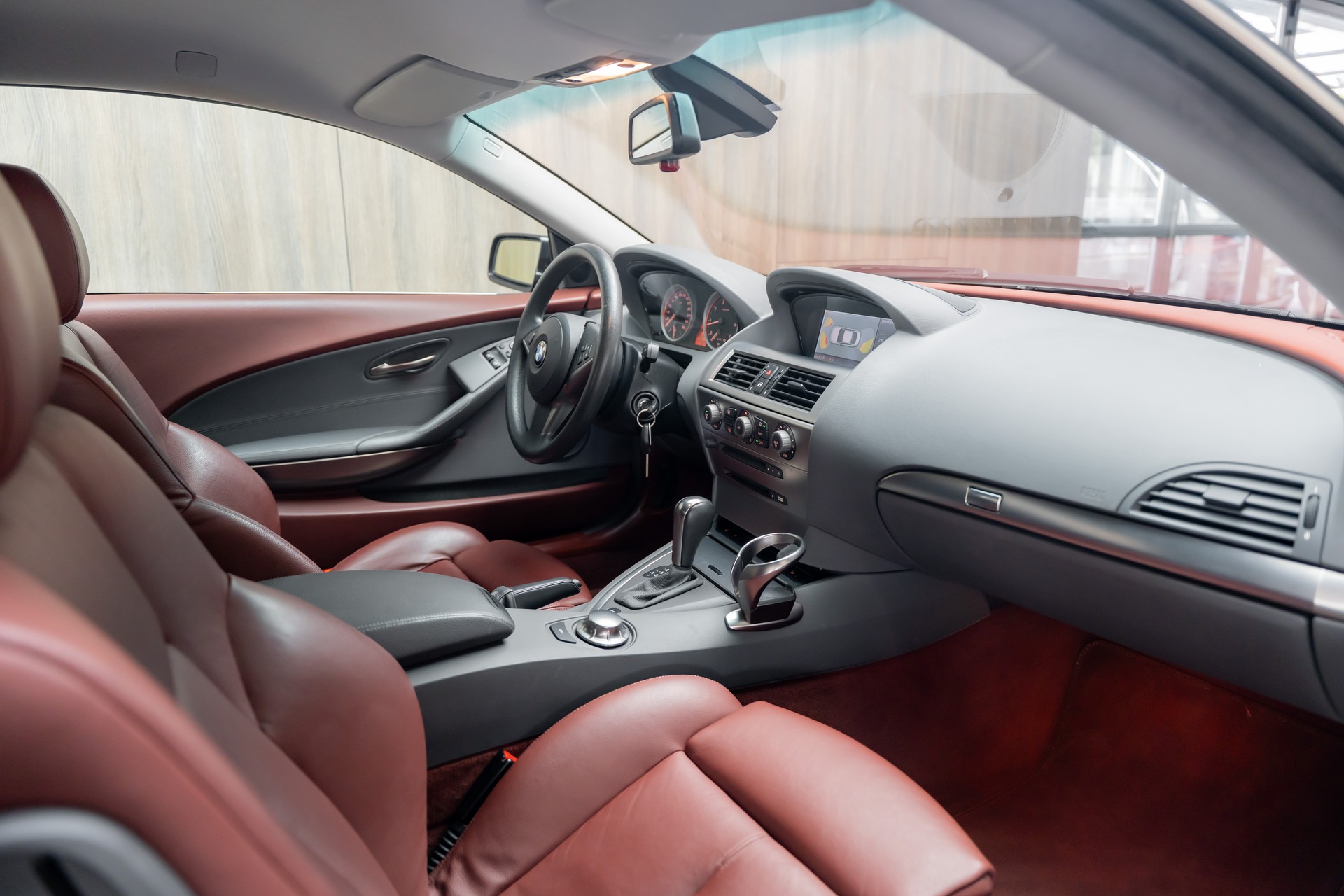 BMW 645i-showroom-element-2