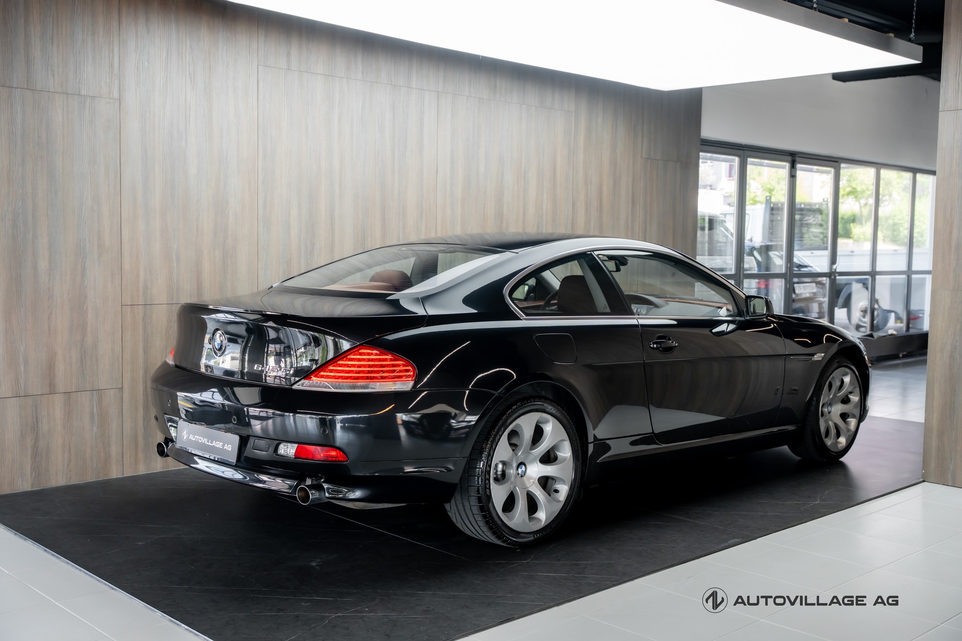 BMW 645i-showroom-element-1