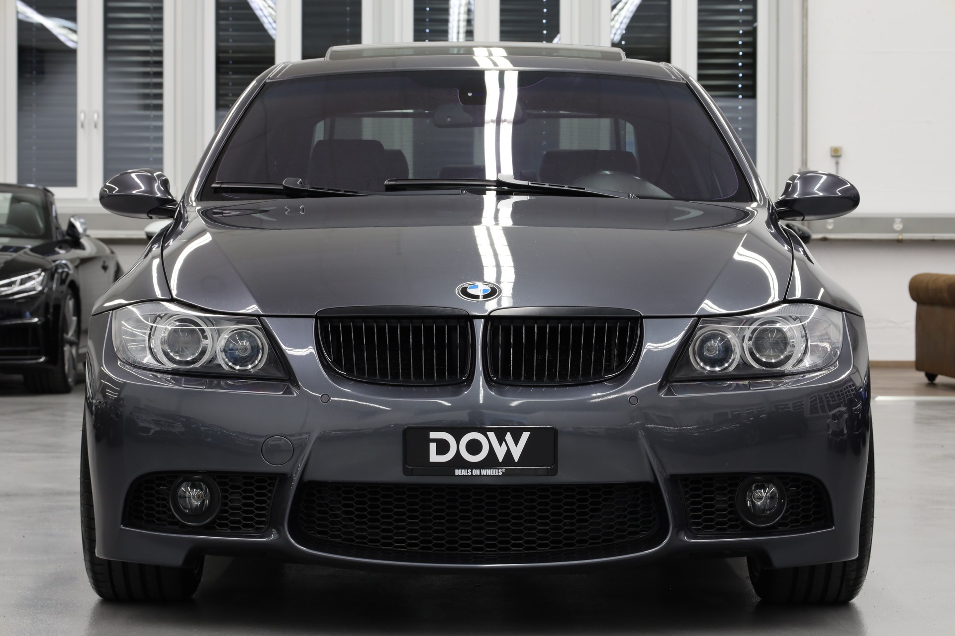 BMW 330xi-showroom-element-3