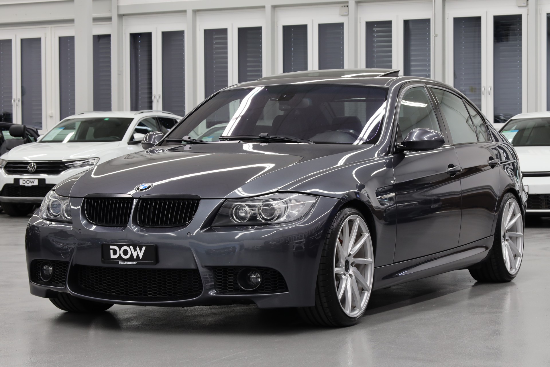 BMW 330xi-showroom-element-2