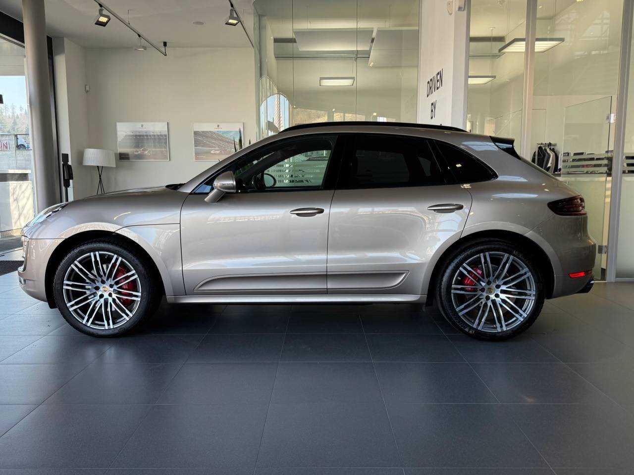 PORSCHE MACAN GTS-showroom-element-1