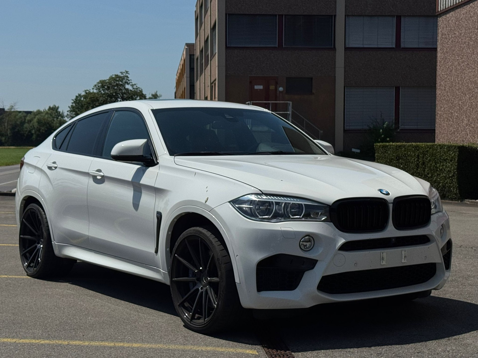 BMW X6M Steptronic-showroom-element-1
