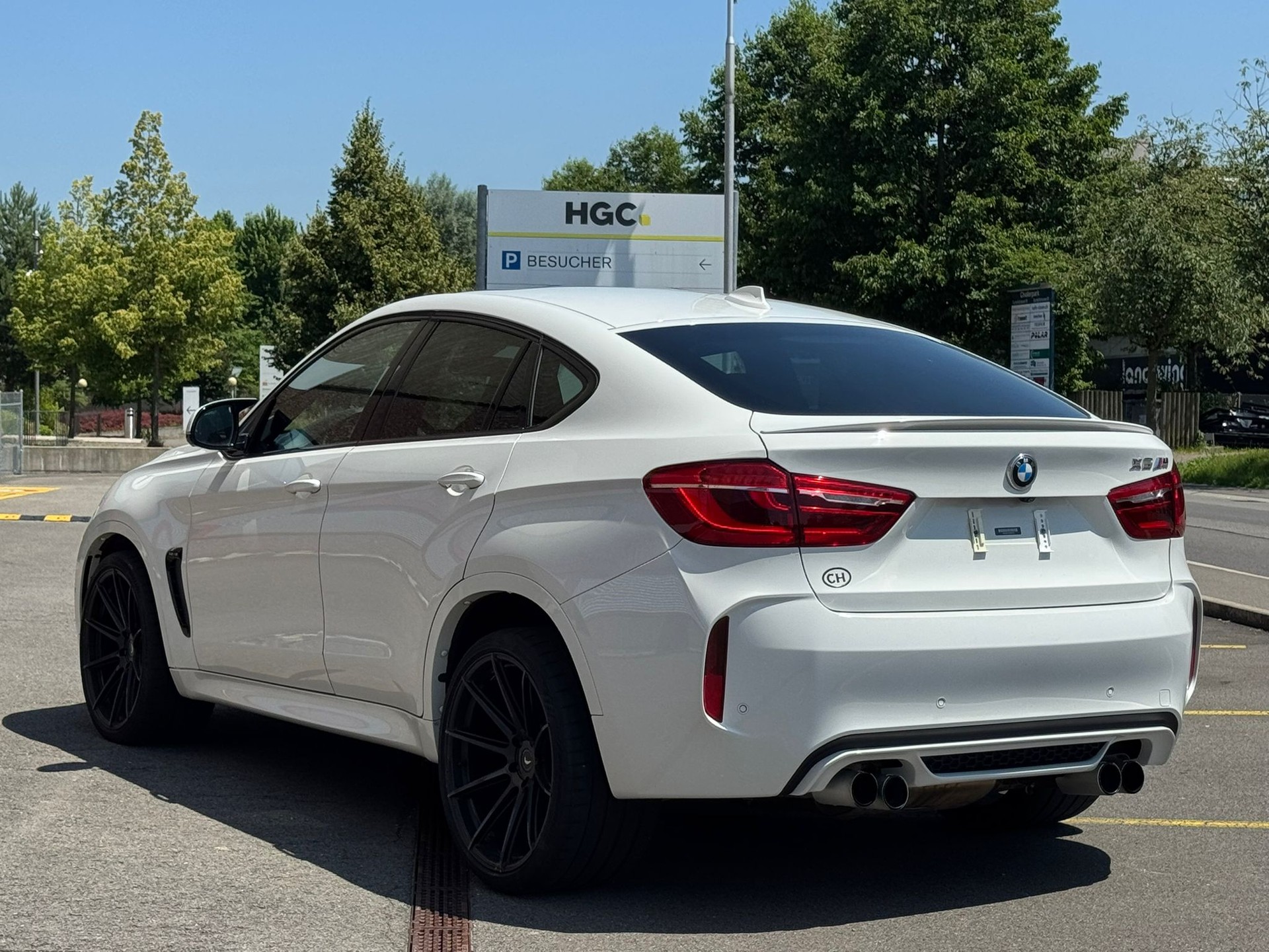 BMW X6M Steptronic-showroom-element-2