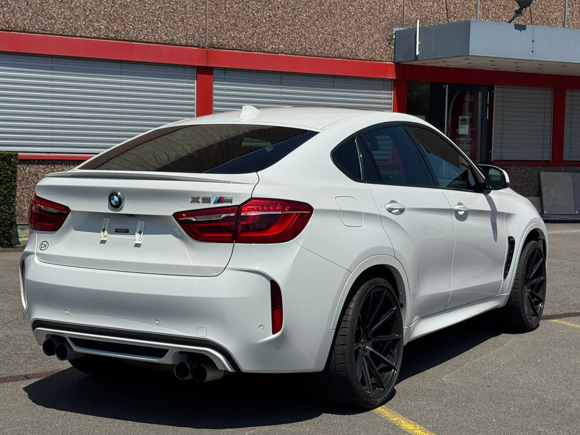 BMW X6M Steptronic-showroom-element-3