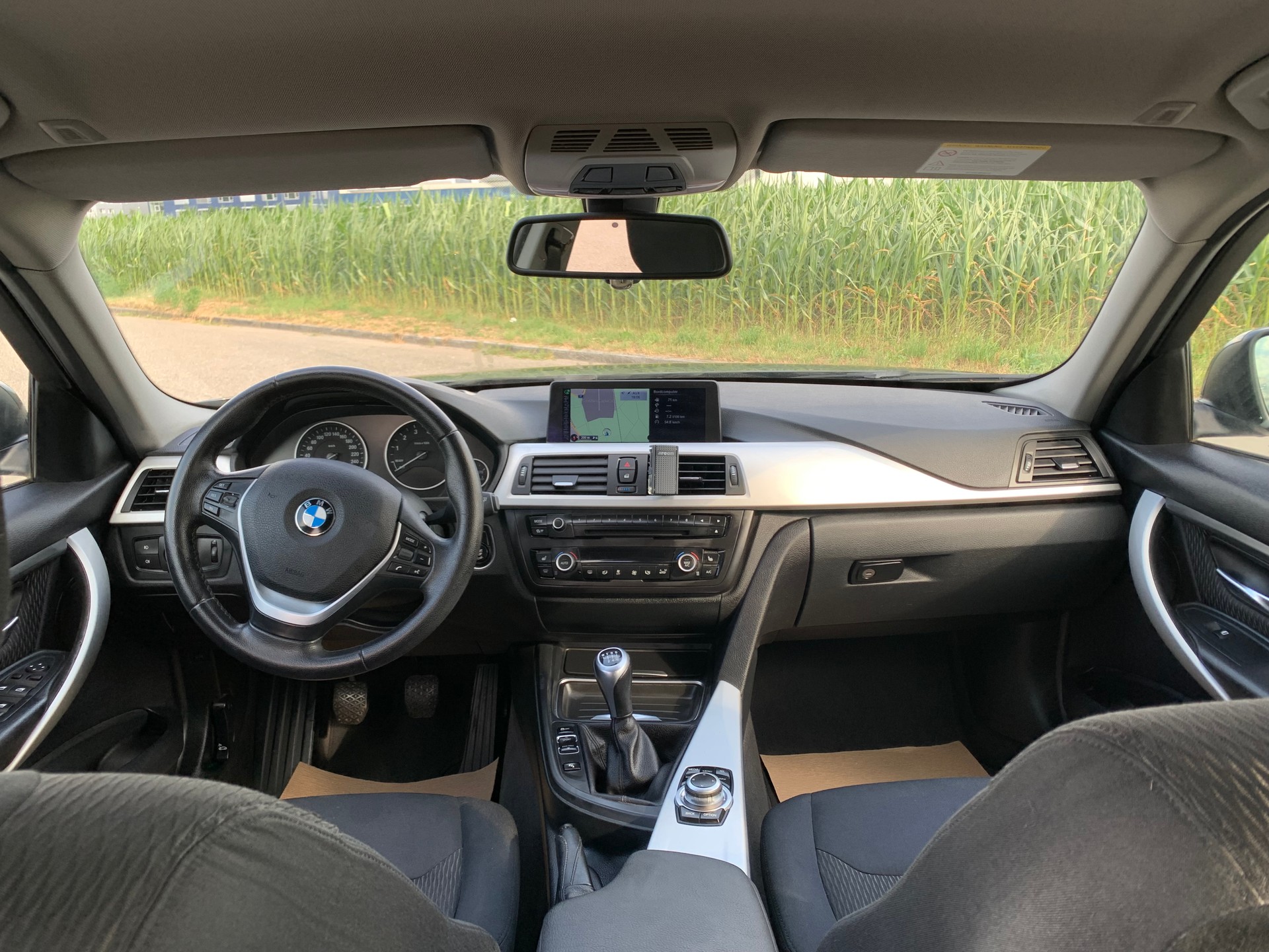 BMW 320i Touring-image-8