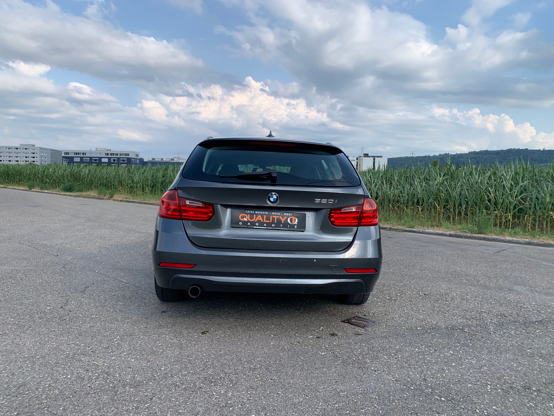 BMW 320i Touring-image-5