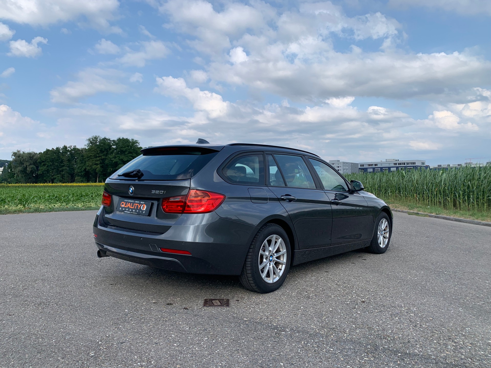 BMW 320i Touring-image-4