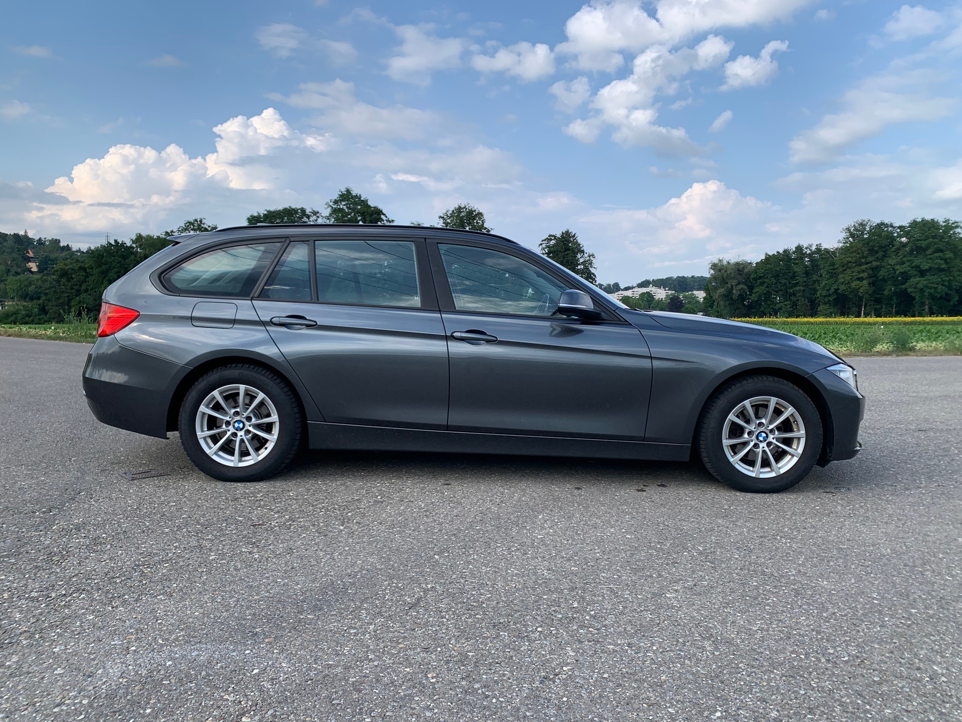 BMW 320i Touring-image-3