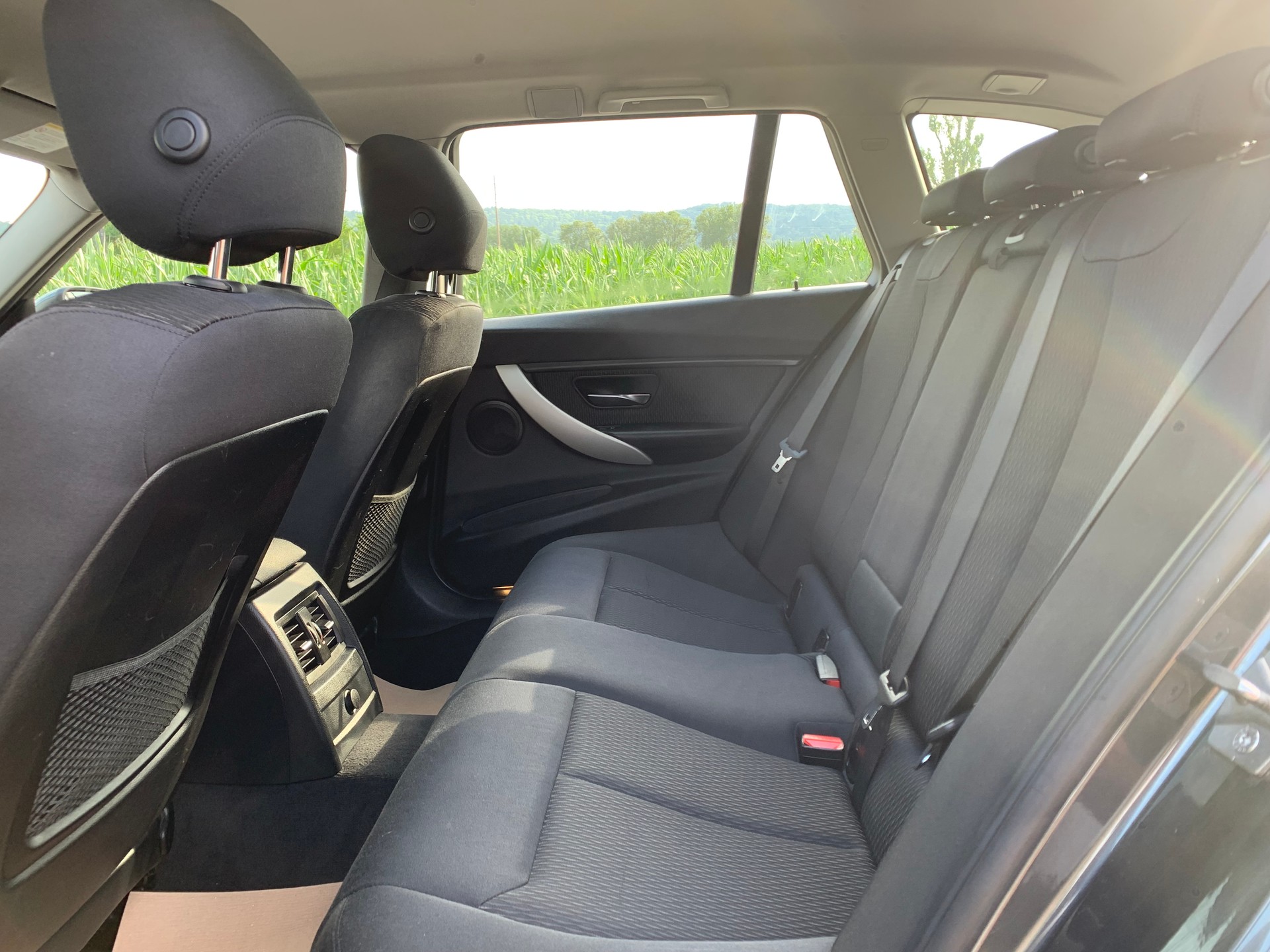 BMW 320i Touring-image-10