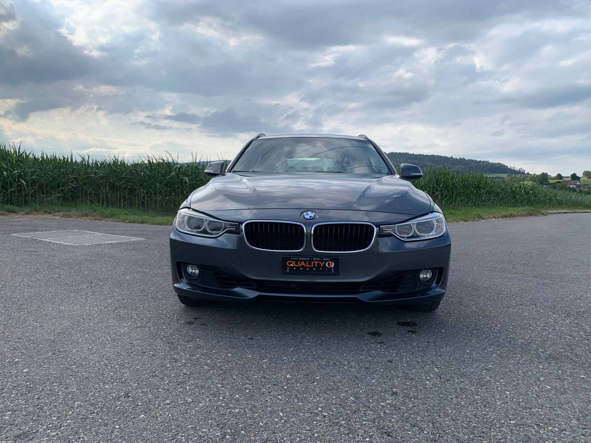 BMW 320i Touring-image-1