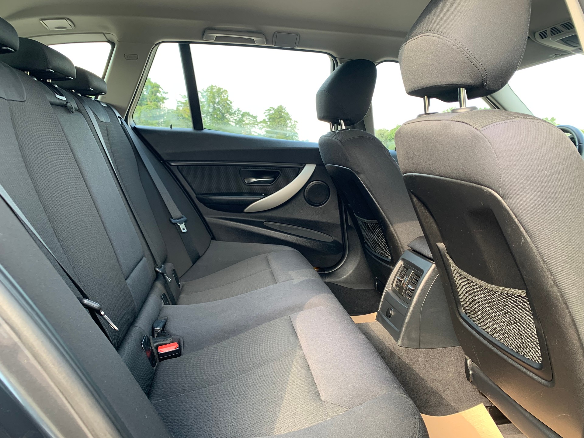 BMW 320i Touring-image-12