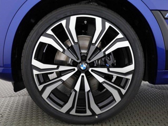 BMW X7 M60i-showroom-element-3