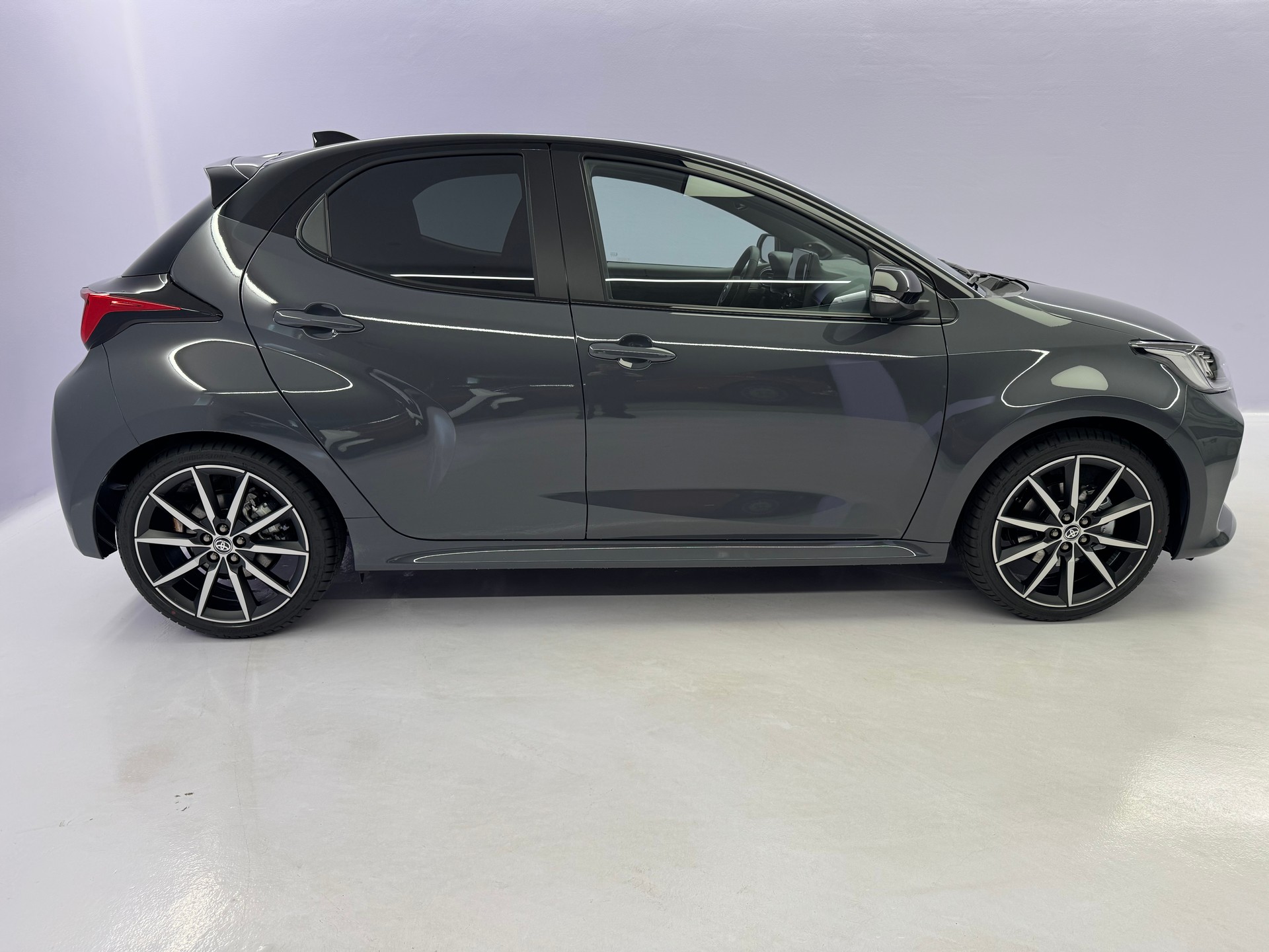 TOYOTA Yaris Hybrid 1.5 GR Sport-showroom-element-2