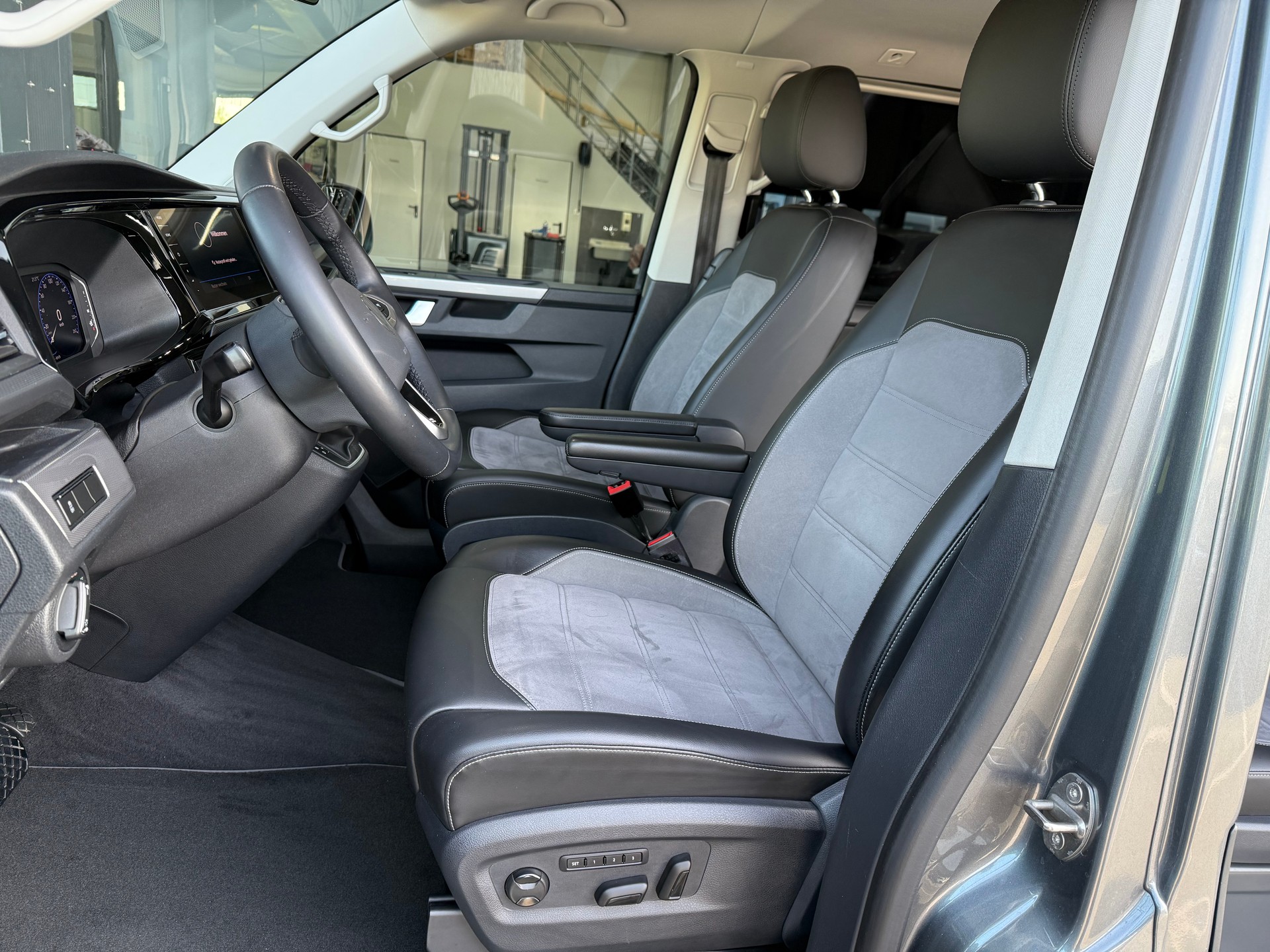 VW T6.1 Multivan 2.0 Bi-TDI Highline 4Motion DSG-image-17