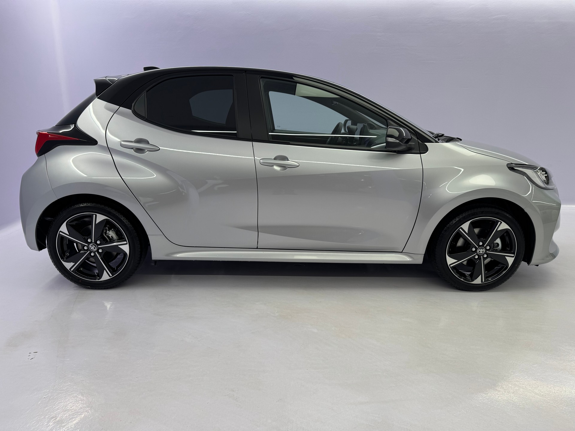 TOYOTA Yaris Hybrid 1.5 Premium-showroom-element-2