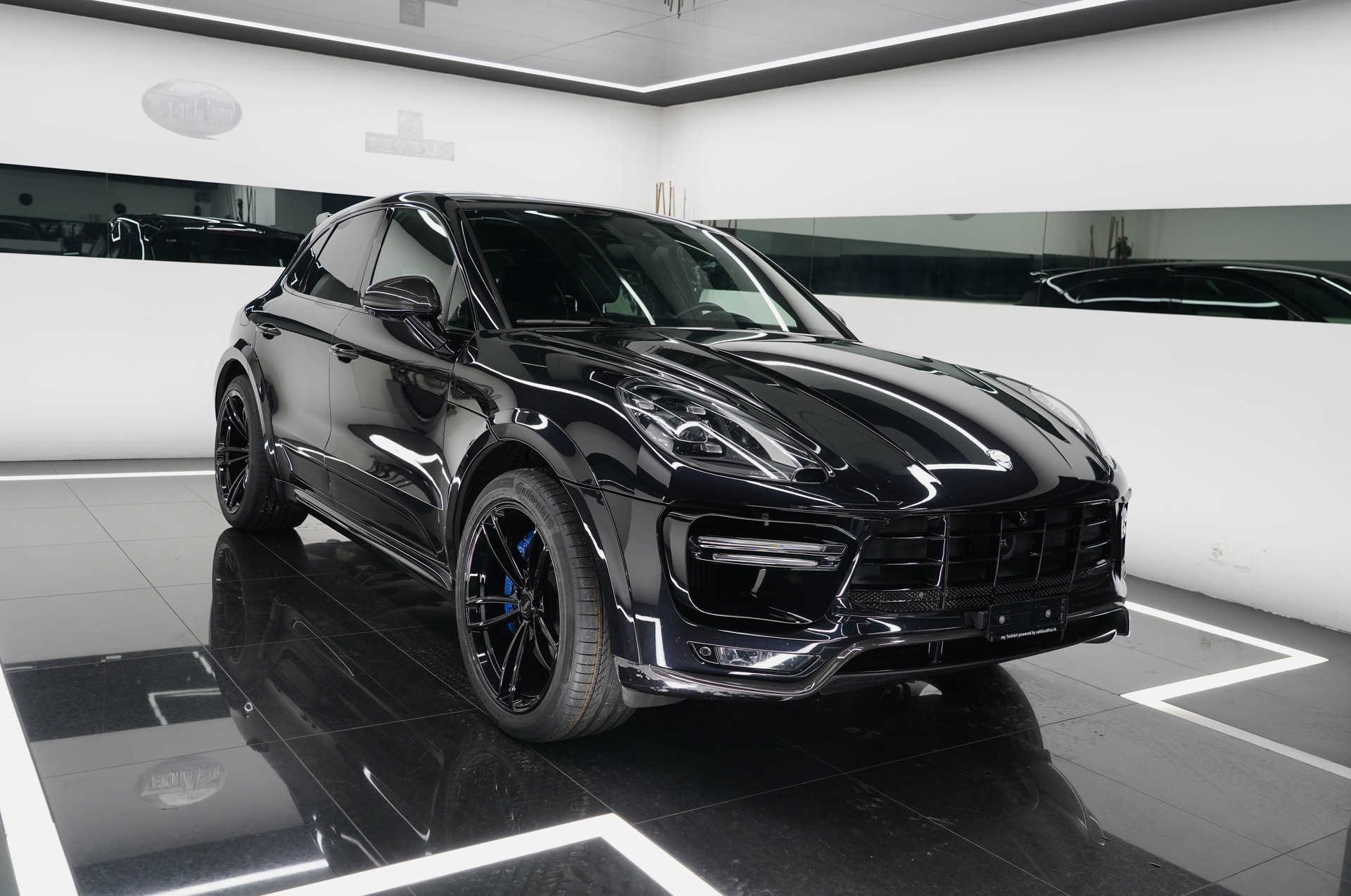PORSCHE Macan Turbo Performance-showroom-element-1