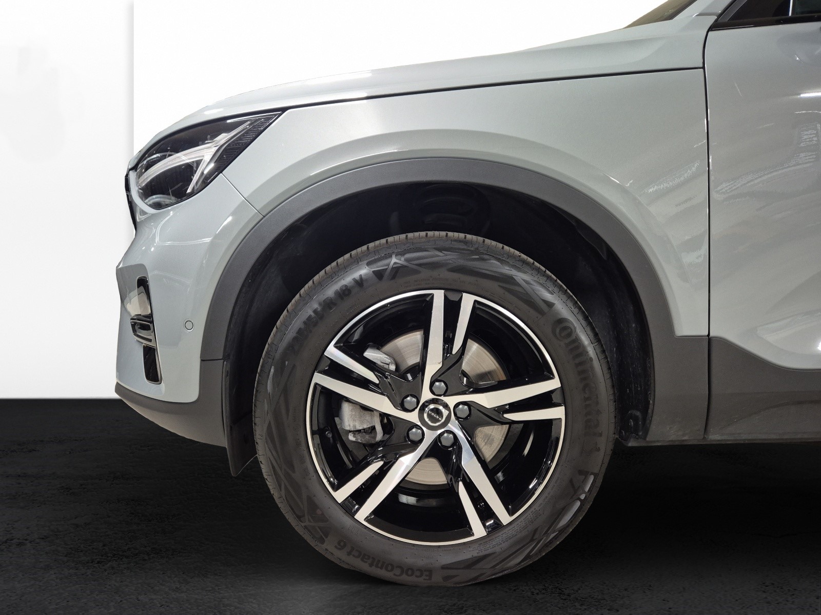 VOLVO XC40 2.0 B3 MH Plus Dark-image-18