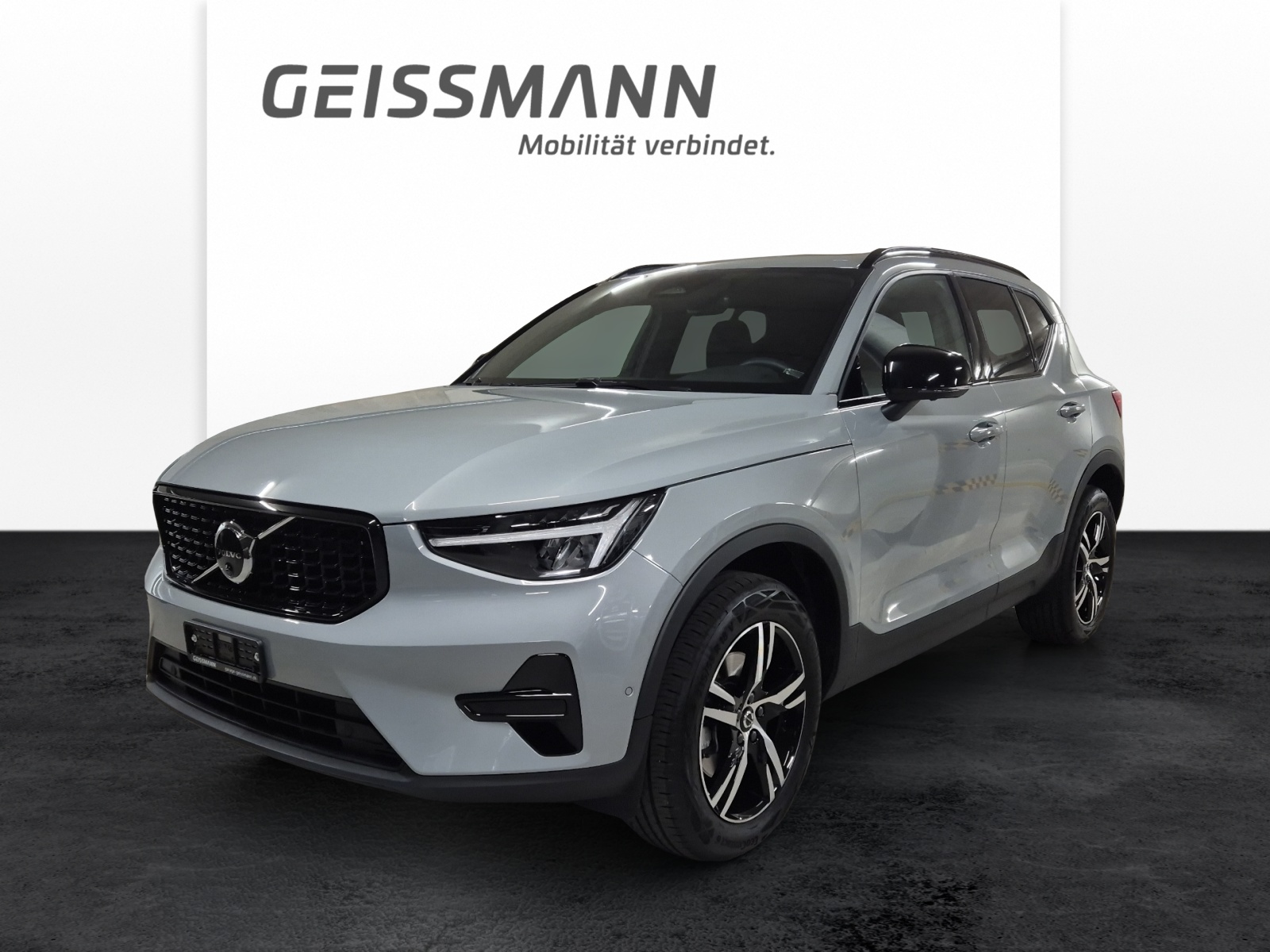 VOLVO XC40 2.0 B3 MH Plus Dark-showroom-element-1