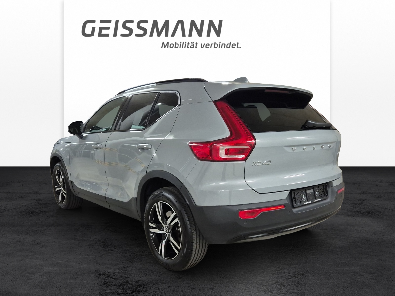 VOLVO XC40 2.0 B3 MH Plus Dark-image-4