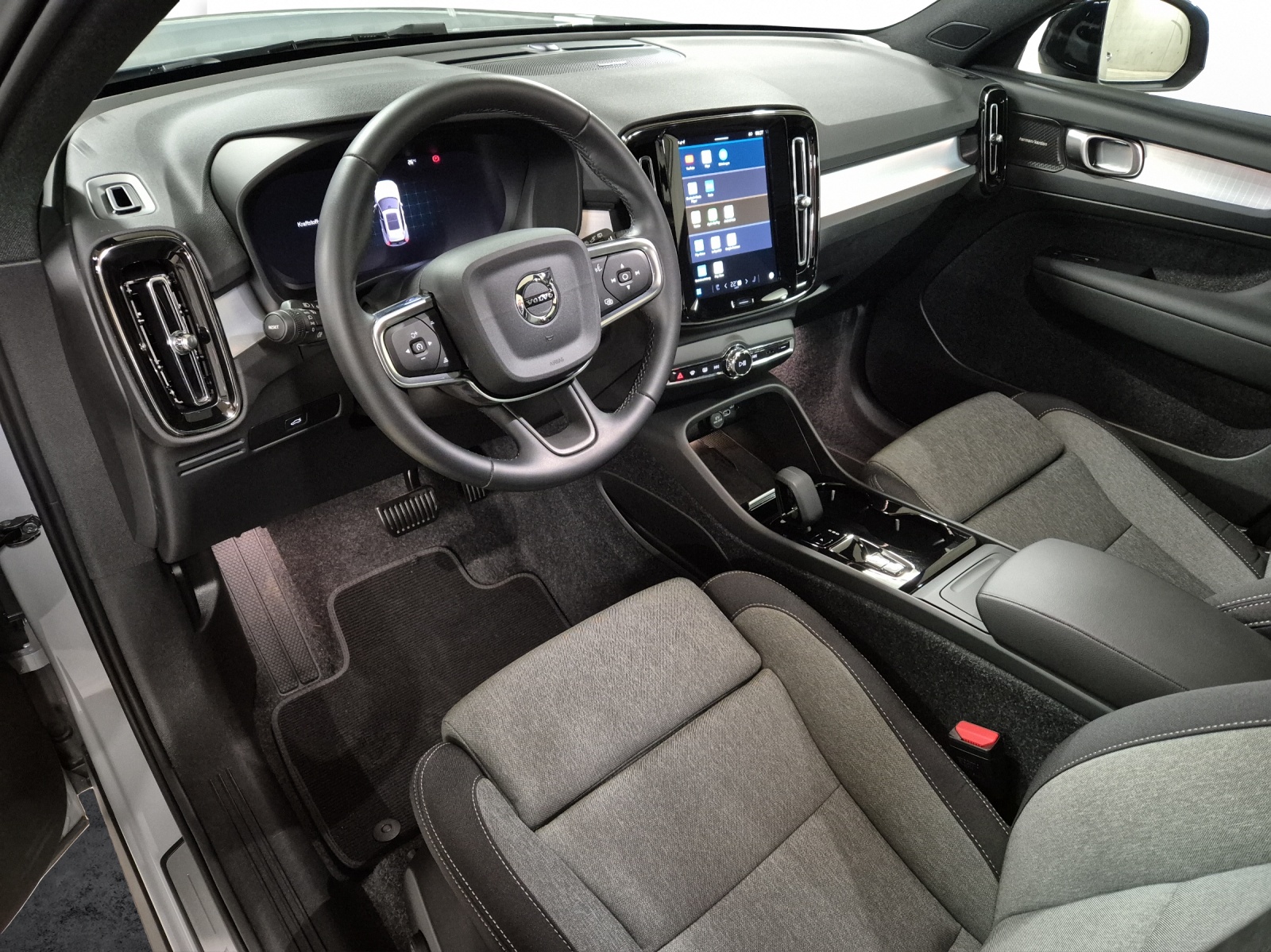 VOLVO XC40 2.0 B3 MH Plus Dark-image-9