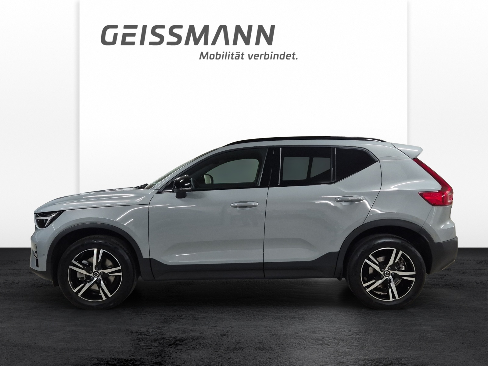VOLVO XC40 2.0 B3 MH Plus Dark-showroom-element-2