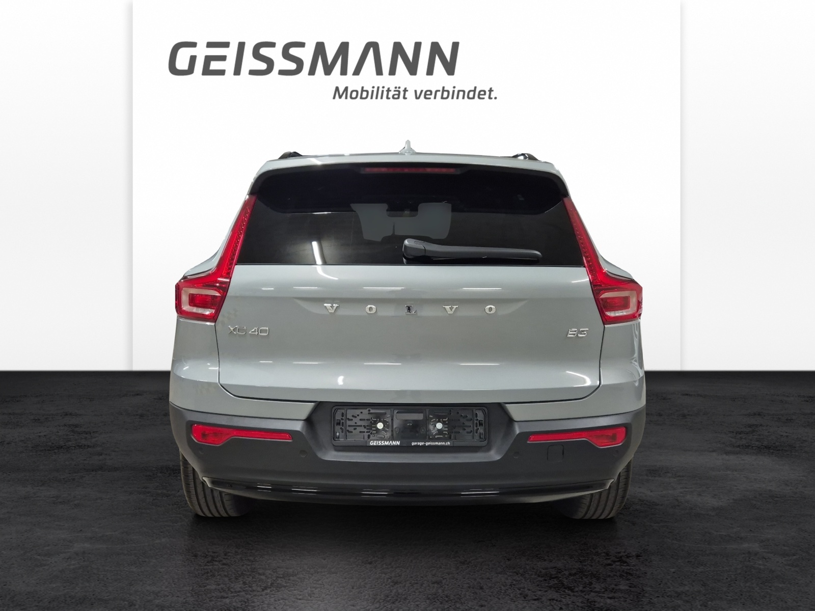 VOLVO XC40 2.0 B3 MH Plus Dark-image-7