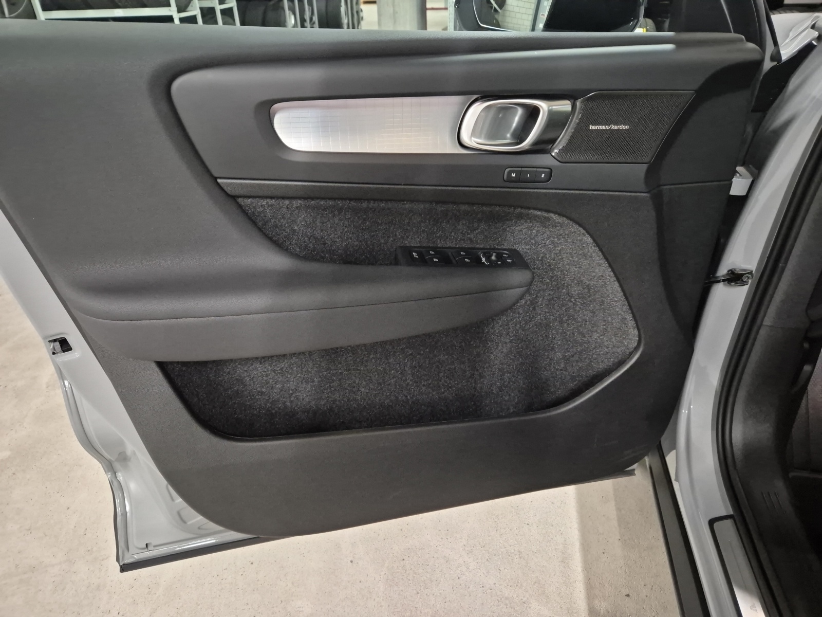 VOLVO XC40 2.0 B3 MH Plus Dark-image-8