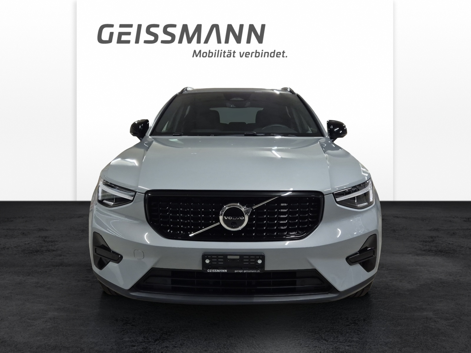 VOLVO XC40 2.0 B3 MH Plus Dark-image-6