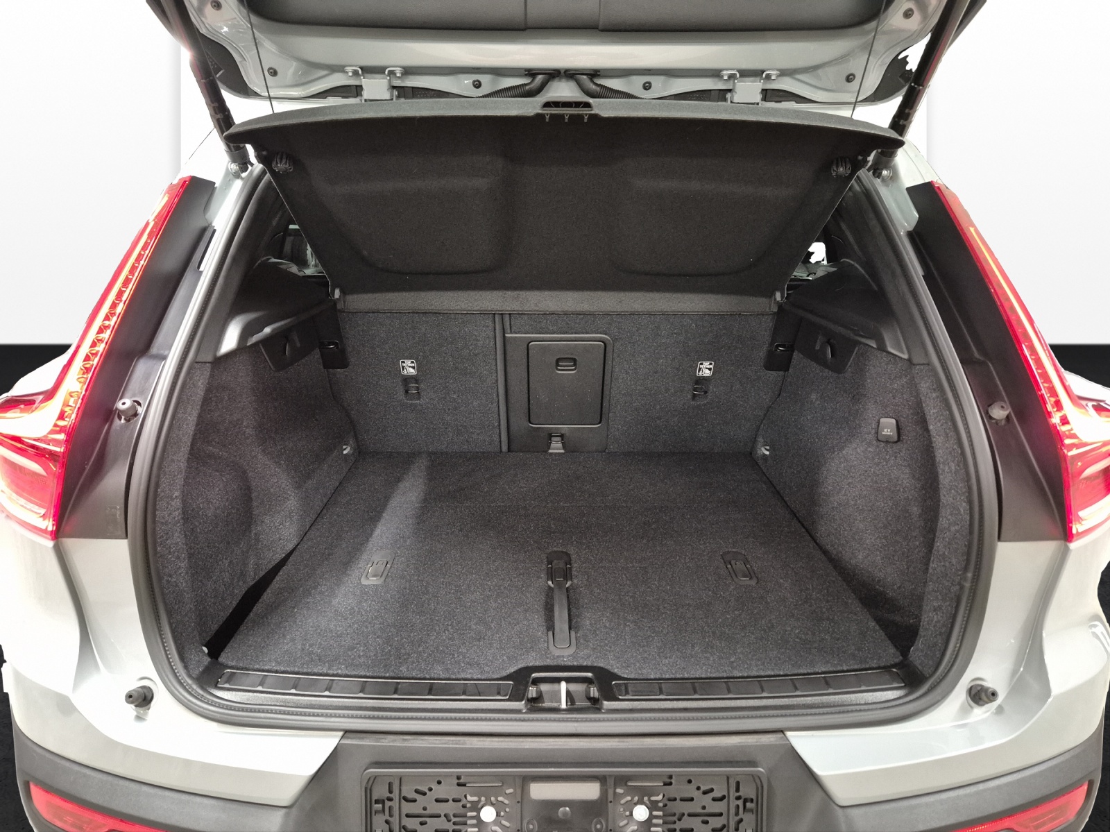 VOLVO XC40 2.0 B3 MH Plus Dark-image-17