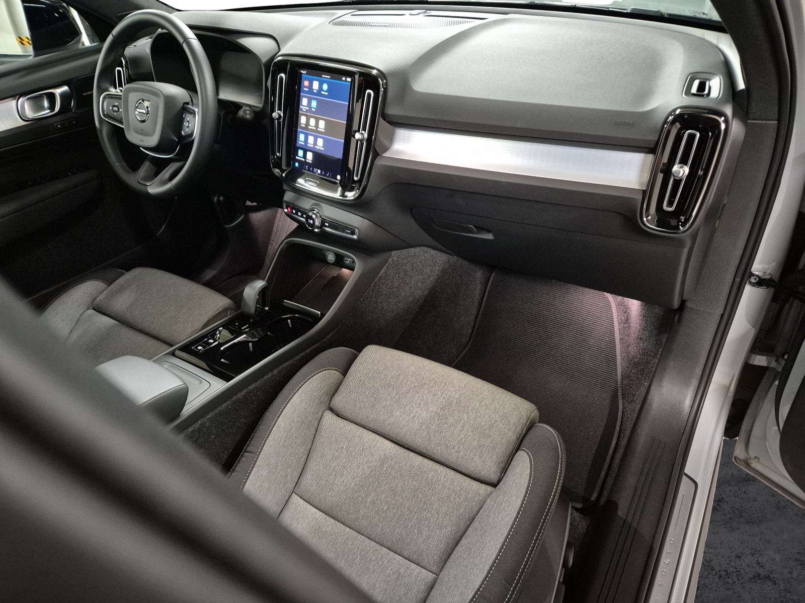 VOLVO XC40 2.0 B3 MH Plus Dark-image-16