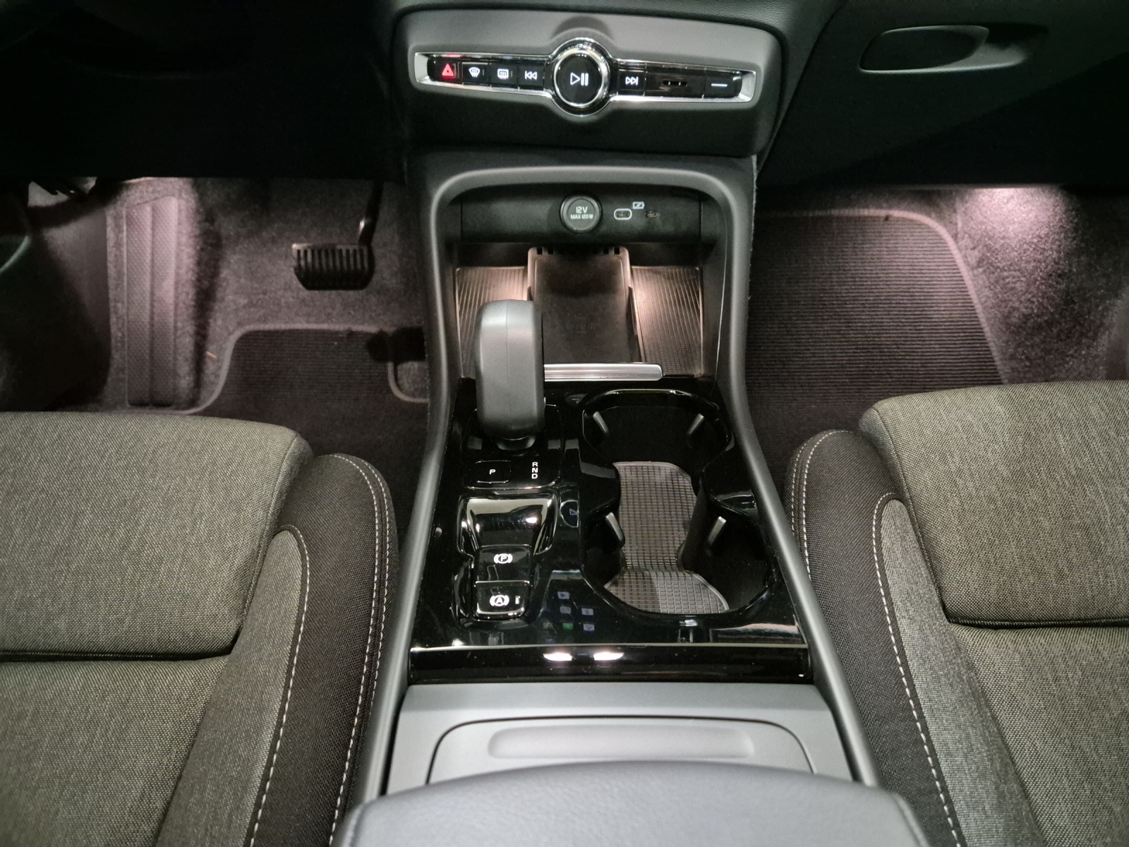 VOLVO XC40 2.0 B3 MH Plus Dark-image-12
