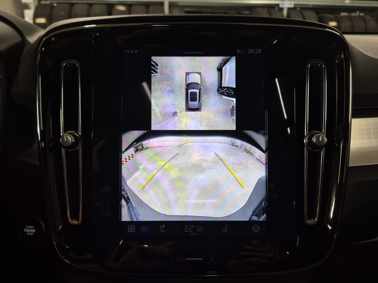 VOLVO XC40 2.0 B3 MH Plus Dark-image-11