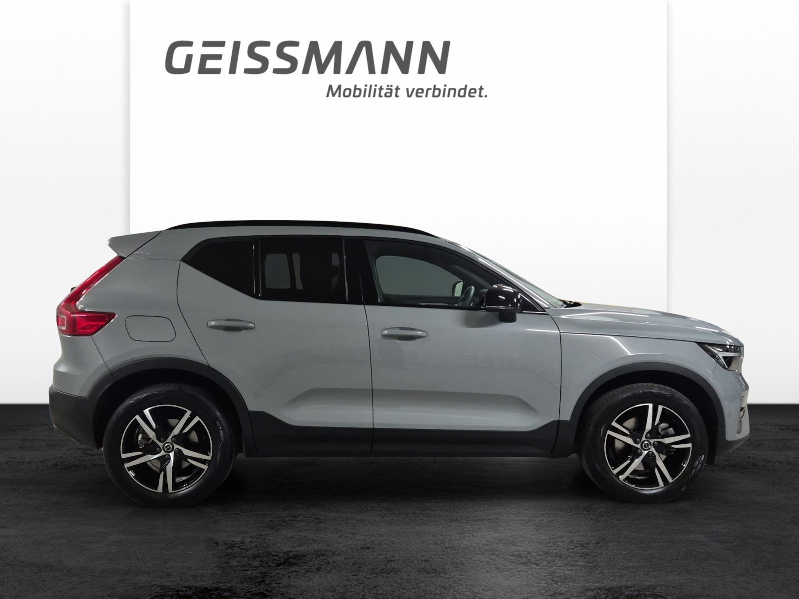 VOLVO XC40 2.0 B3 MH Plus Dark-showroom-element-3