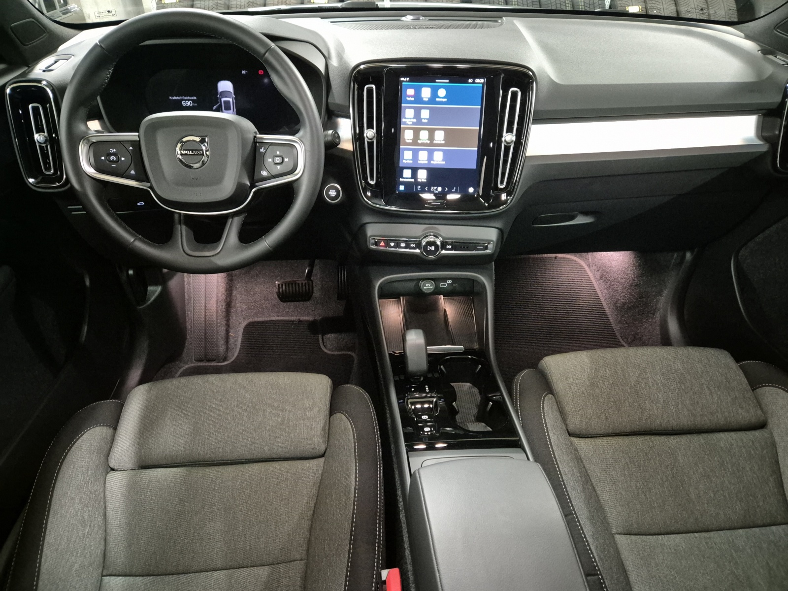 VOLVO XC40 2.0 B3 MH Plus Dark-image-13