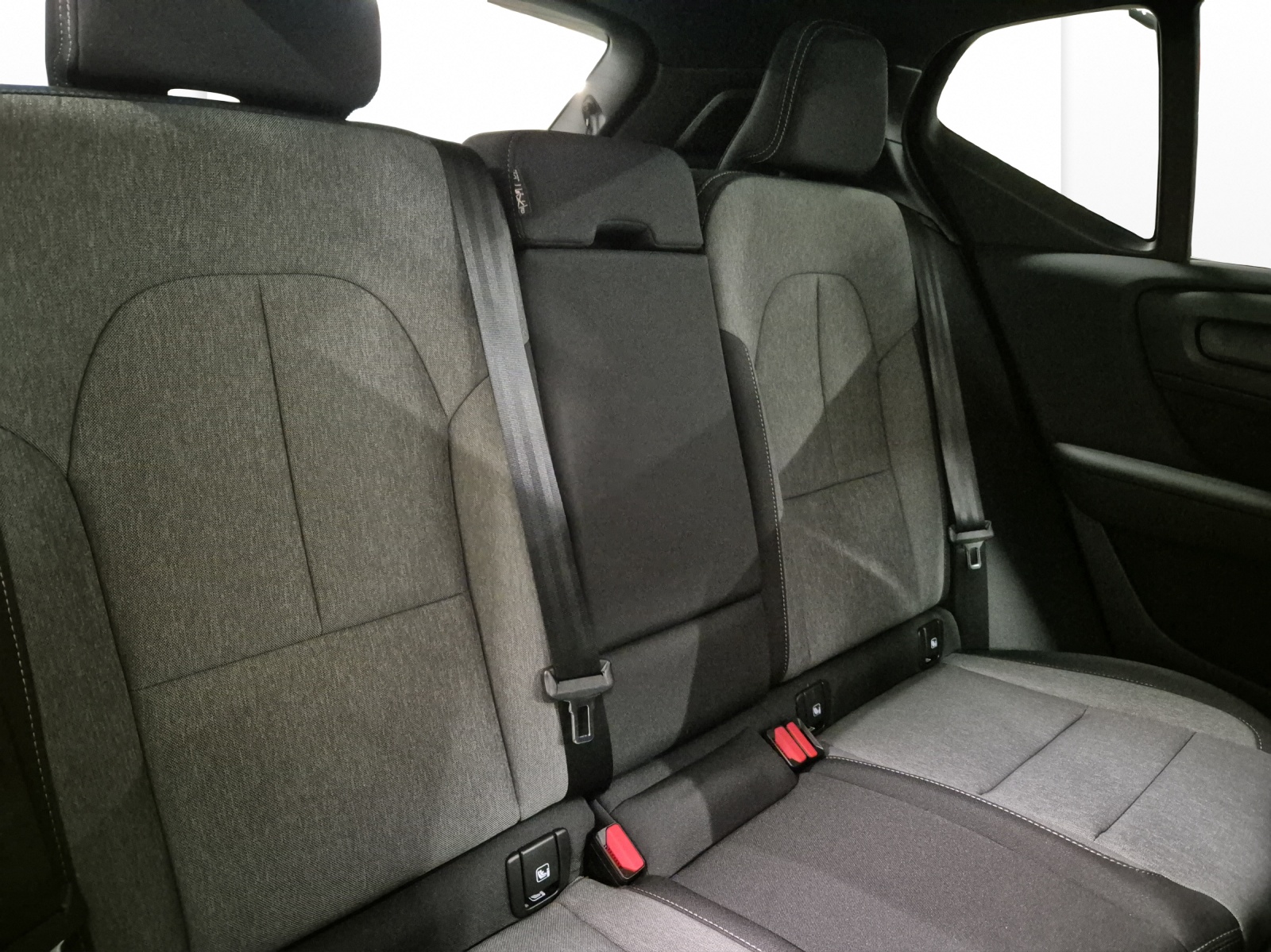 VOLVO XC40 2.0 B3 MH Plus Dark-image-15
