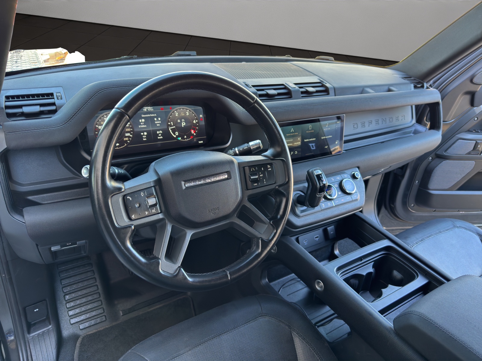 LAND ROVER Defender 110 3.0 D I6 300 X-Dynamic SE AWD AT8-image-9