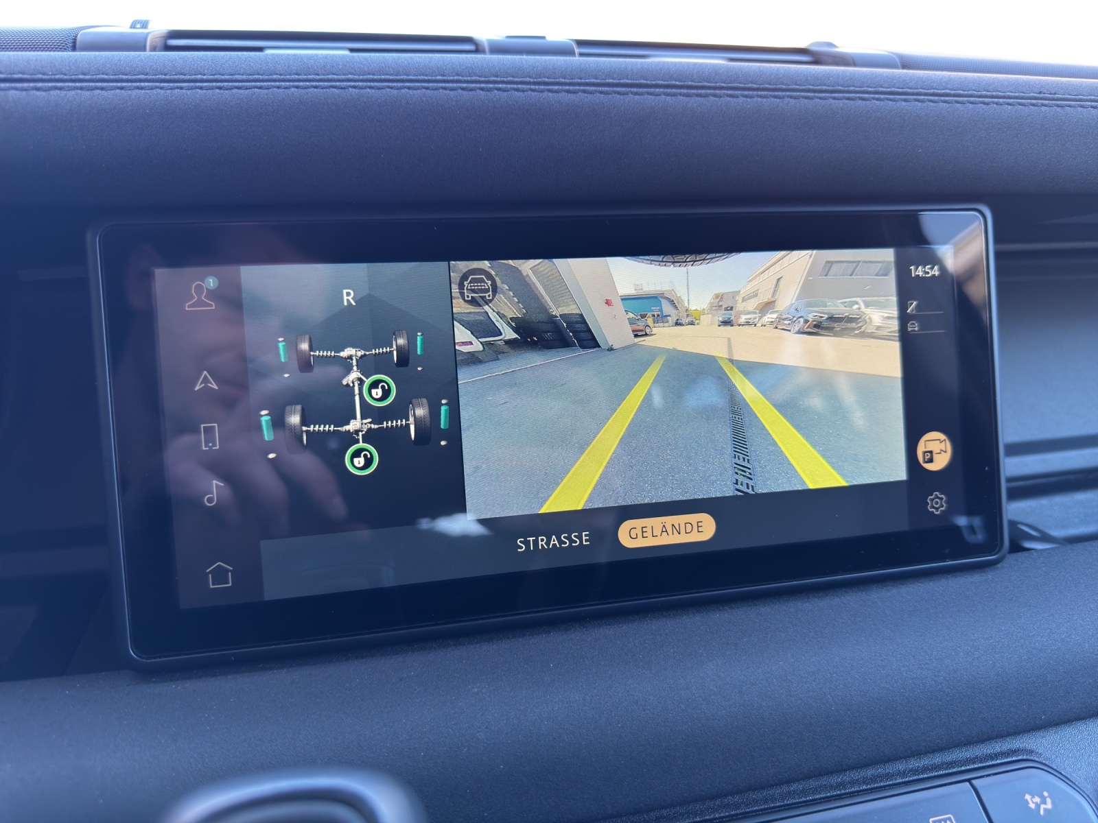 LAND ROVER Defender 110 3.0 D I6 300 X-Dynamic SE AWD AT8-image-24