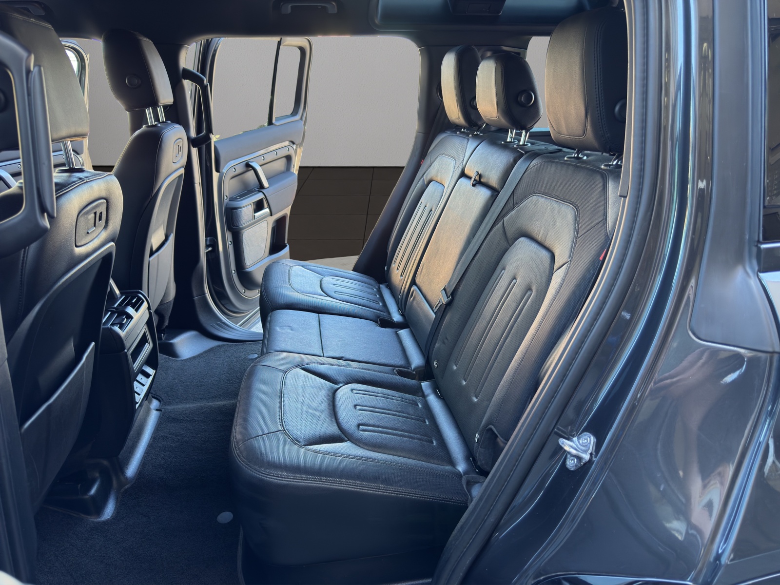 LAND ROVER Defender 110 3.0 D I6 300 X-Dynamic SE AWD AT8-image-12