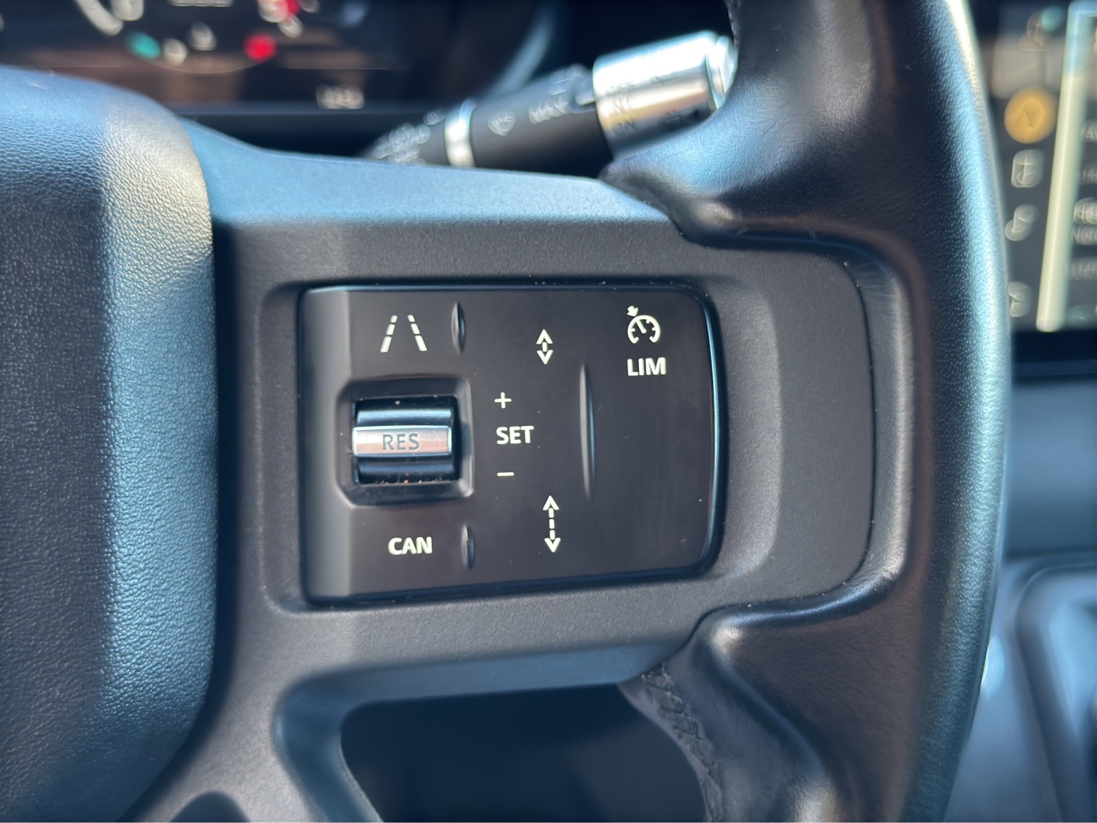 LAND ROVER Defender 110 3.0 D I6 300 X-Dynamic SE AWD AT8-image-22