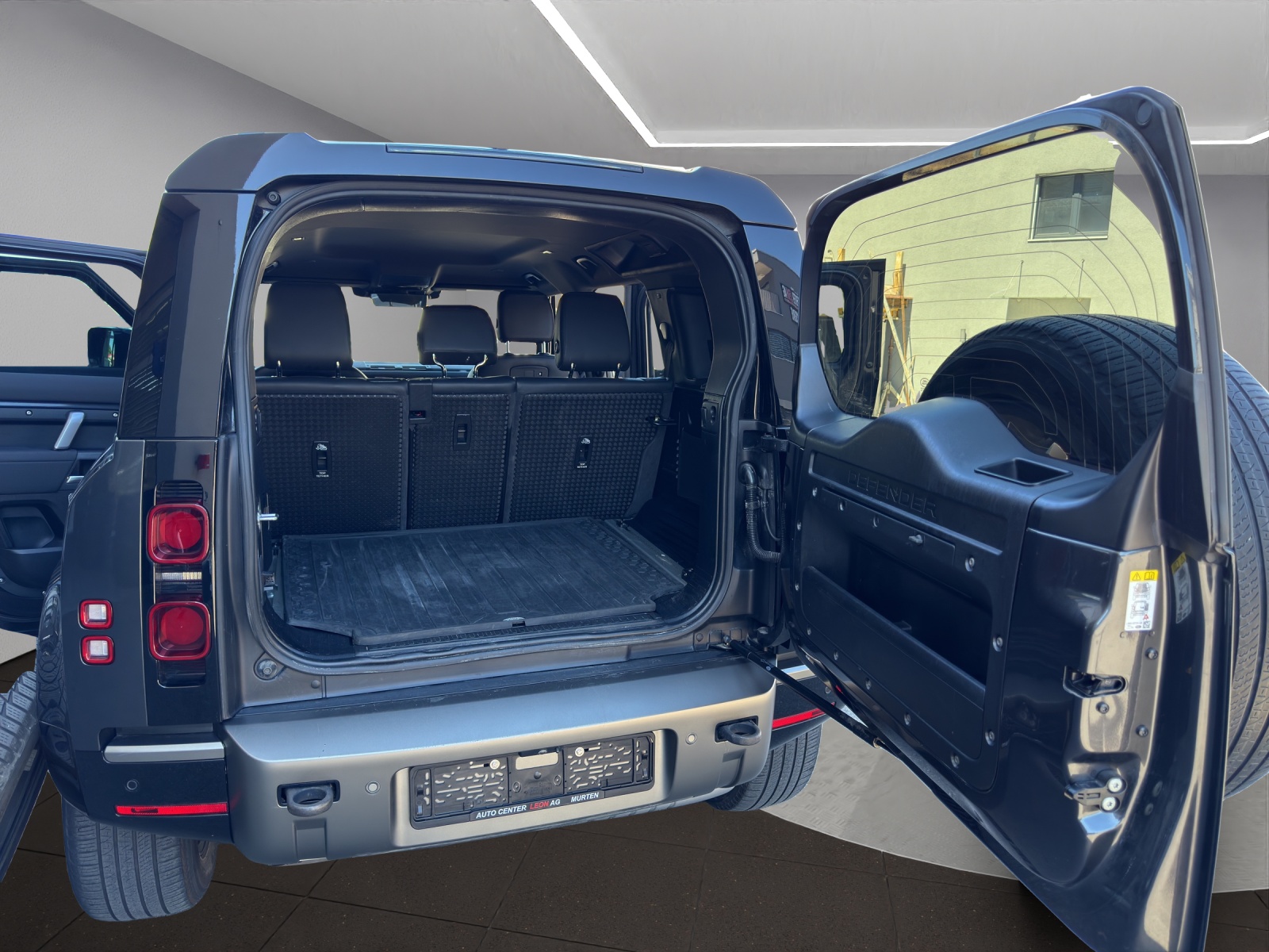 LAND ROVER Defender 110 3.0 D I6 300 X-Dynamic SE AWD AT8-image-18